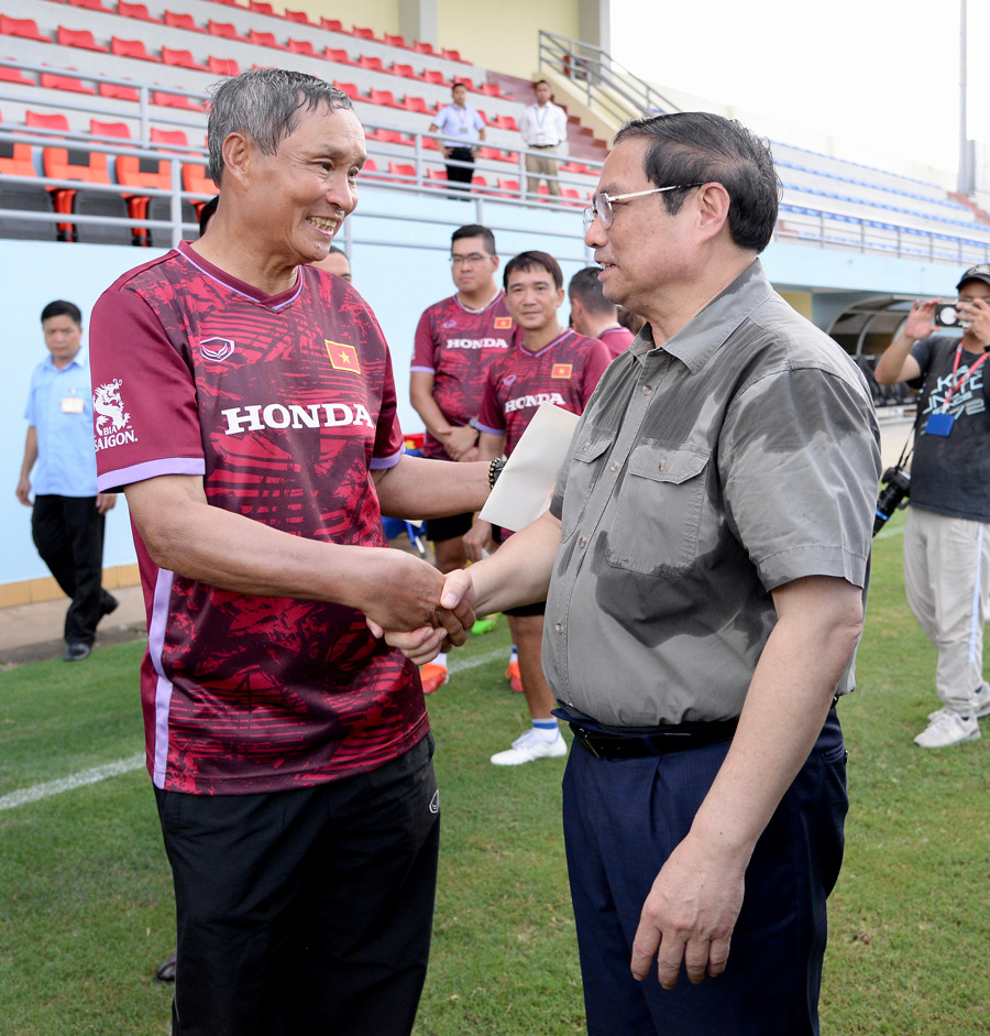 Thủ tướng Phạm Minh Chính trò chuyện, động viên Huấn luyện viên Mai Đức Chung.