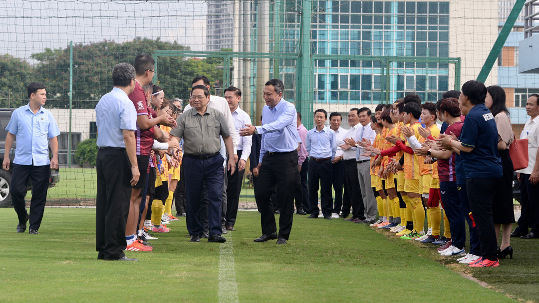 Thủ tướng Phạm Minh Chính đến thăm, động viên Đội tuyển bóng đá nữ Việt Nam trước khi xuất quân lên đường tham dự World Cup 2023.