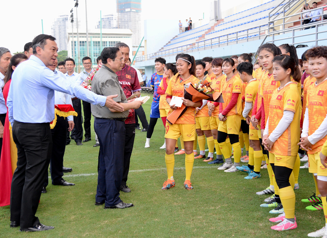 Thủ tướng Phạm Minh Chính tặng quà động viên Ban huấn luyện, các thành viên Đội tuyển bóng đá nữ Việt Nam trước khi xuất quân lên đường tham dự World Cup 2023.