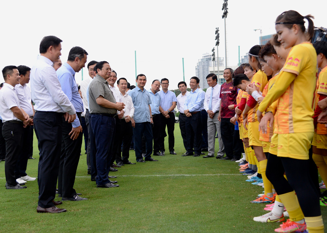 Thủ tướng Phạm Minh Chính ân cần hỏi thăm, động viên Ban huấn luyện, Đội tuyển bóng đá nữ Việt Nam.