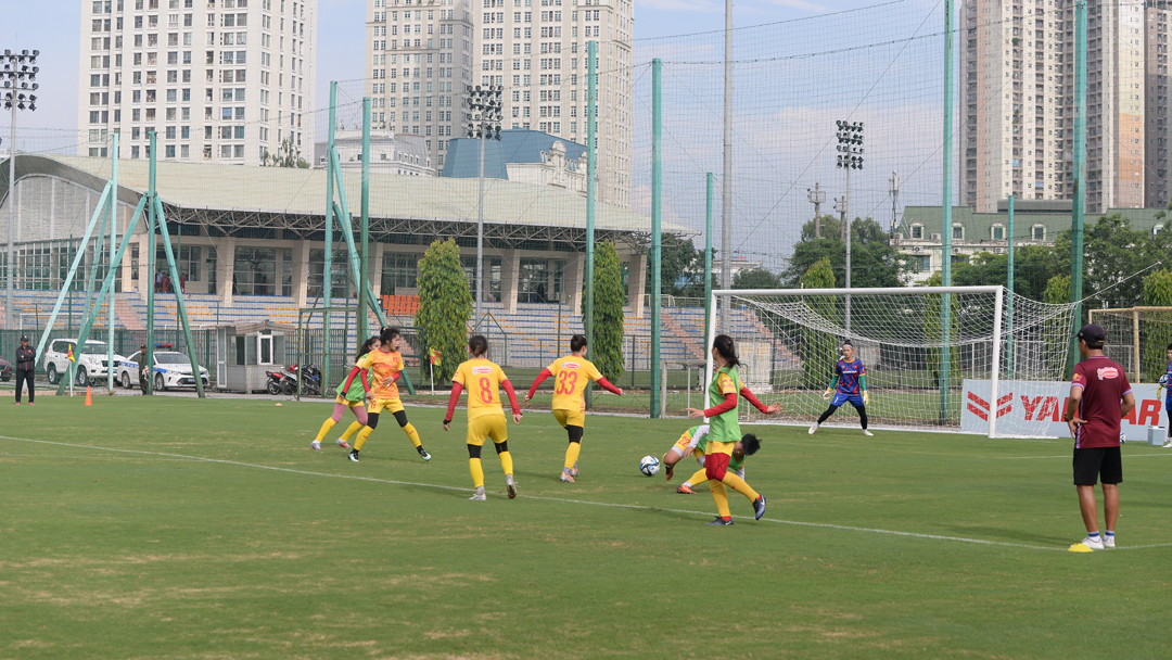 Đội tuyển bóng đá nữ Việt Nam tại Trung tâm đào tạo bóng đá trẻ Việt Nam (Mỹ Đình, Hà Nội).