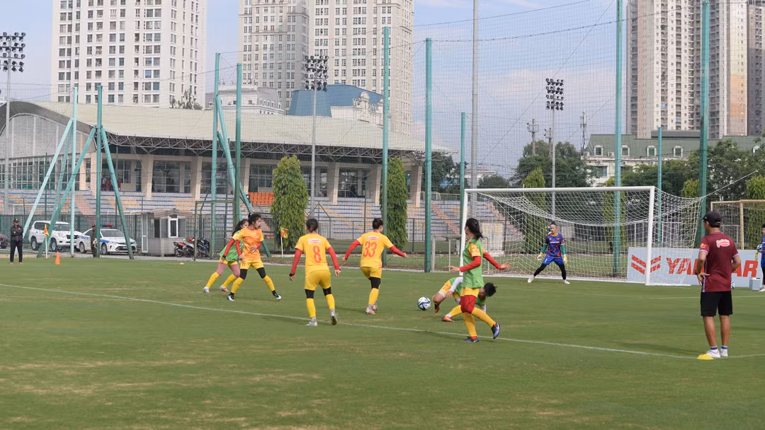 Đội tuyển bóng đá nữ Việt Nam tại Trung tâm đào tạo bóng đá trẻ Việt Nam (Mỹ Đình, Hà Nội).