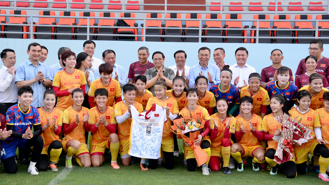Thủ tướng Phạm Minh Chính chụp ảnh lưu niệm với toàn thể Đội tuyển bóng đá nữ Việt Nam.