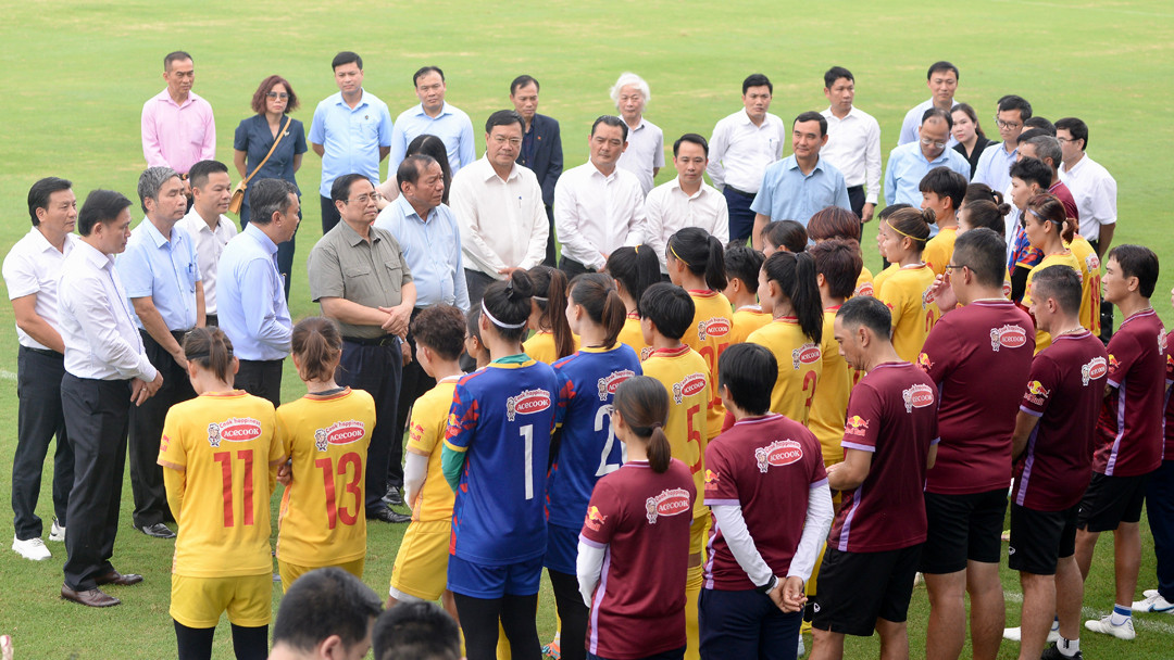 Thủ tướng Phạm Minh Chính nói chuyện thân mật, động viên Ban huấn luyện, Đội tuyển bóng đá nữ Việt Nam trước khi xuất quân lên đường tham dự World Cup 2023.