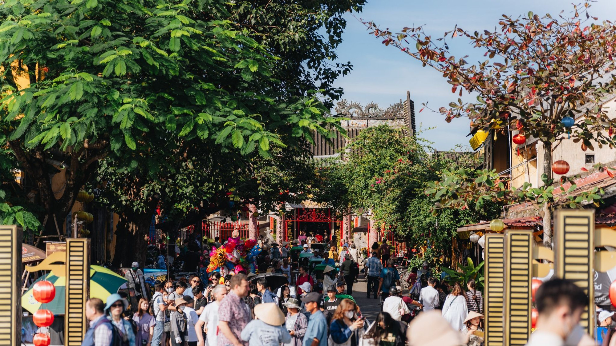 Lượng khách vào phố cổ Hội An tăng cao sau đại dịch Covid-19 (Ảnh: DUY HẬU)