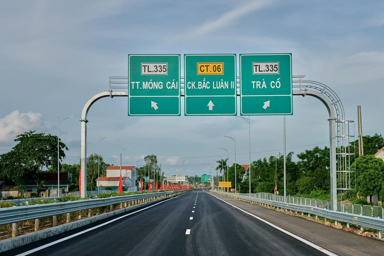 Điểm cuối tại Km176+00, đấu nối với đường dẫn cầu Bắc Luân 2 (TP Móng Cái) - cửa khẩu thông thương với thị trường Trung Quốc. Điểm cuối tại Km176+00, đấu nối với đường dẫn cầu Bắc Luân 2 (TP Móng Cái) - cửa khẩu thông thương với thị trường Trung Quốc.