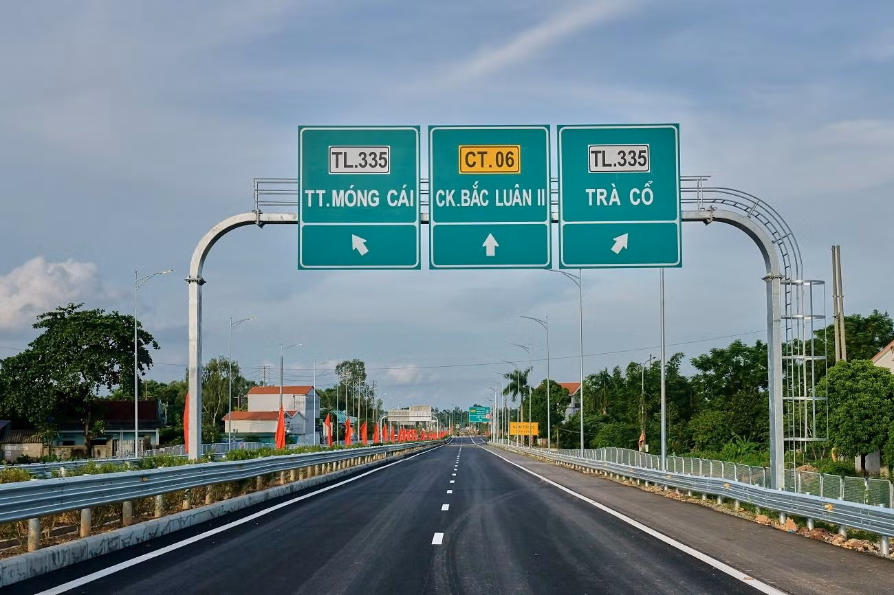 Điểm cuối tại Km176+00, đấu nối với đường dẫn cầu Bắc Luân 2 (TP Móng Cái) - cửa khẩu thông thương với thị trường Trung Quốc.