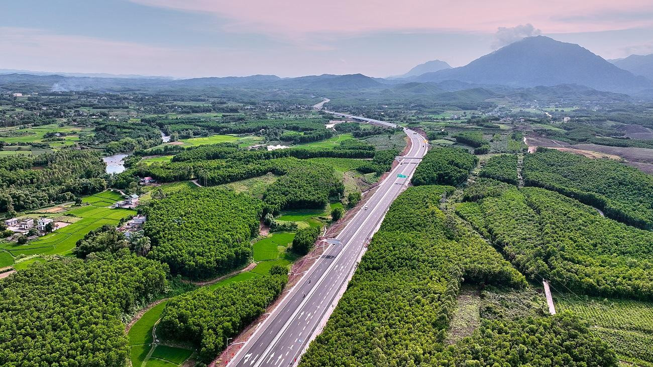 “Tuyến cao tốc Vân Đồn – Móng Cái có chất lượng thi công rất tốt. Dự án đã được triển khai và hoàn thành đúng tiến độ, đảm bảo chất lượng. Đánh giá một cách khách quan thì dự án hoàn thành tốt nhưng có một tỷ suất đầu tư rất hợp lý”, ông Long nhấn mạnh. “Tuyến cao tốc Vân Đồn – Móng Cái có chất lượng thi công rất tốt. Dự án đã được triển khai và hoàn thành đúng tiến độ, đảm bảo chất lượng. Đánh giá một cách khách quan thì dự án hoàn thành tốt nhưng có một tỷ suất đầu tư rất hợp lý”, ông Long nhấn mạnh.