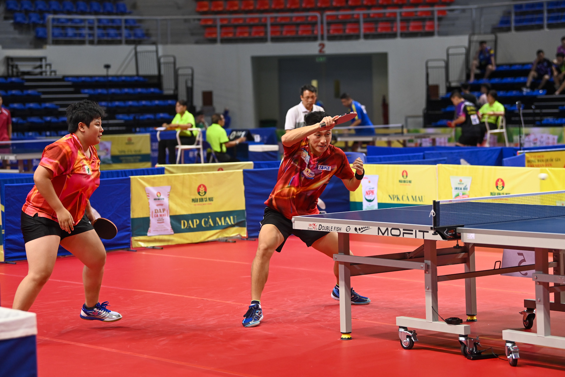 Thi đấu khởi sắc trong séc đấu thứ hai, Nguyễn Anh Tú - Mai Hoàng Mỹ Trang nhanh chóng gỡ hoà 1-1.