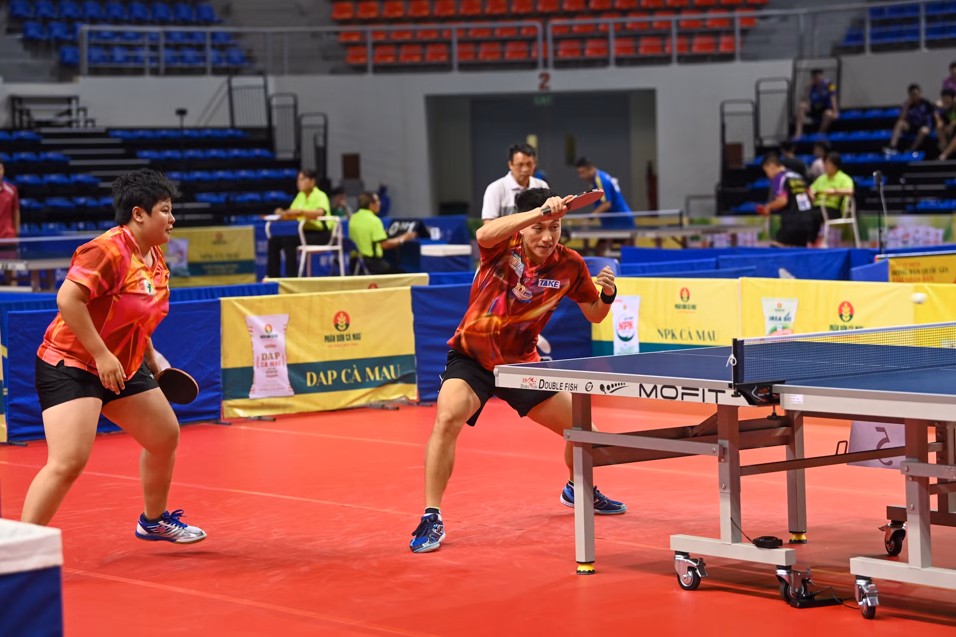 Thi đấu khởi sắc trong séc đấu thứ hai, Nguyễn Anh Tú - Mai Hoàng Mỹ Trang nhanh chóng gỡ hoà 1-1.