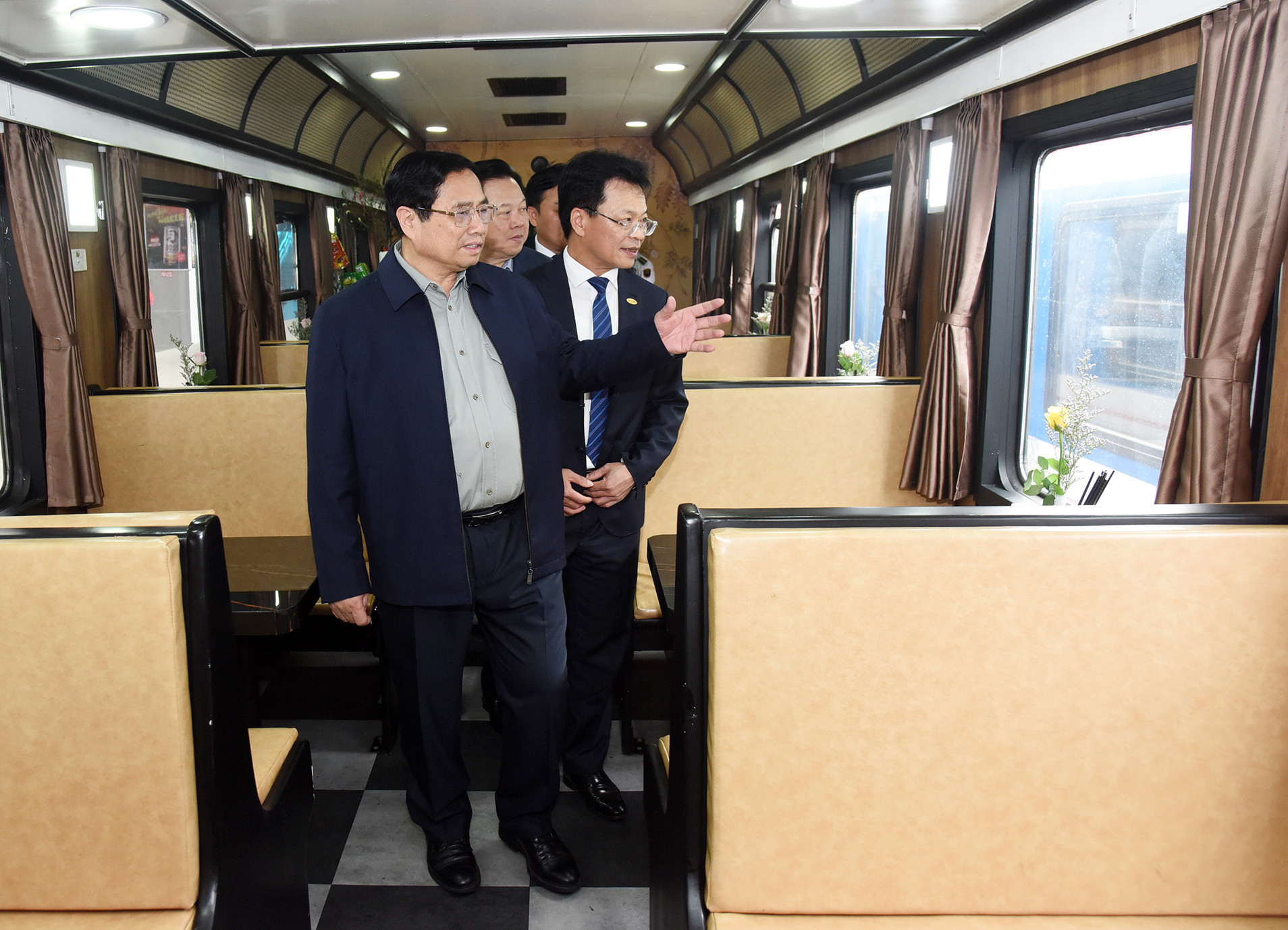 Thủ tướng Phạm Minh Chính kiểm tra cơ sở vật chất của tàu khách chất lượng cao Hà Nội-Đà Nẵng (SE19).