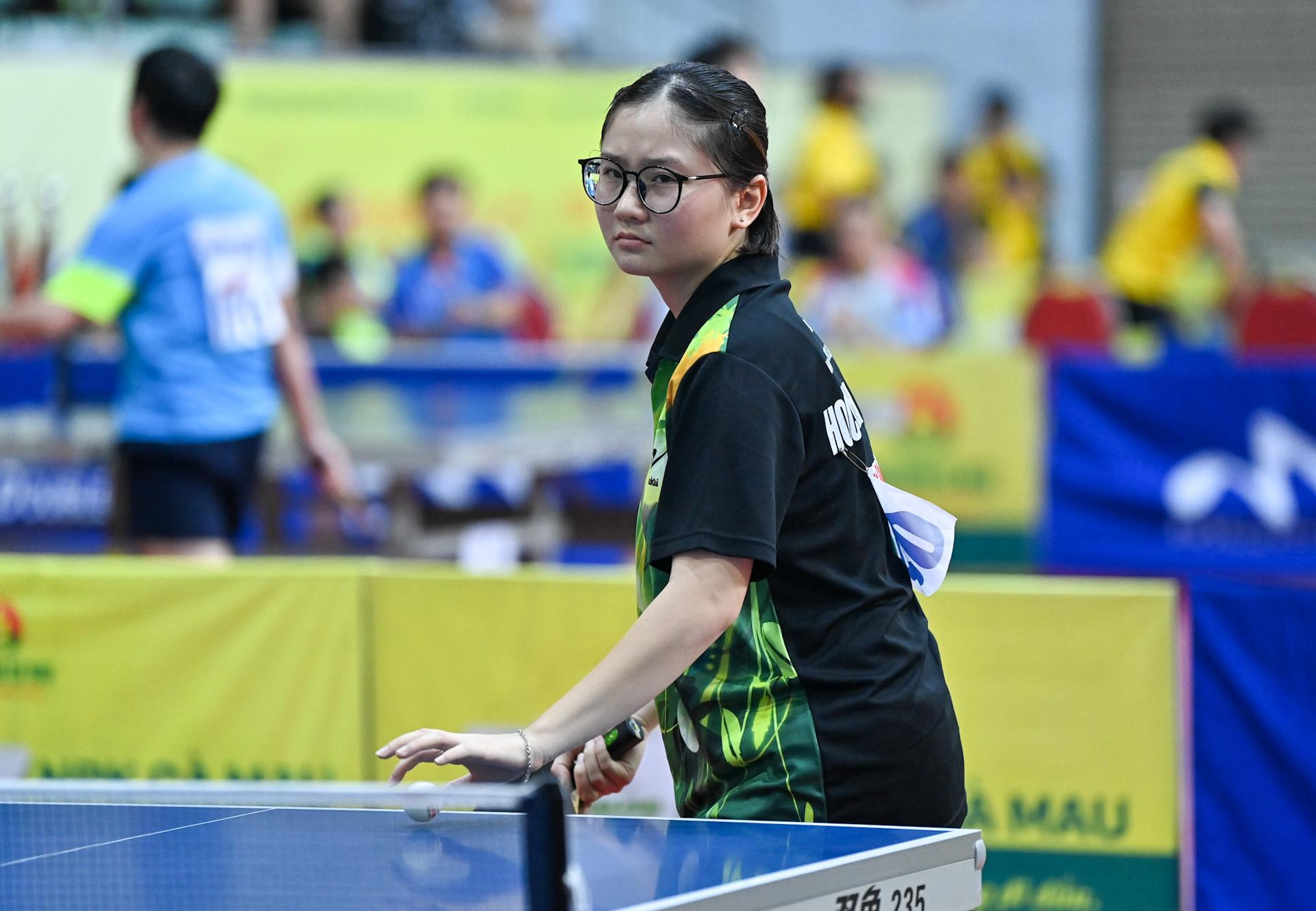 Vận động viên Xuân Mai (TP Hồ Chí Minh) quan sát đối thủ trước khi chuẩn bị giao bóng.