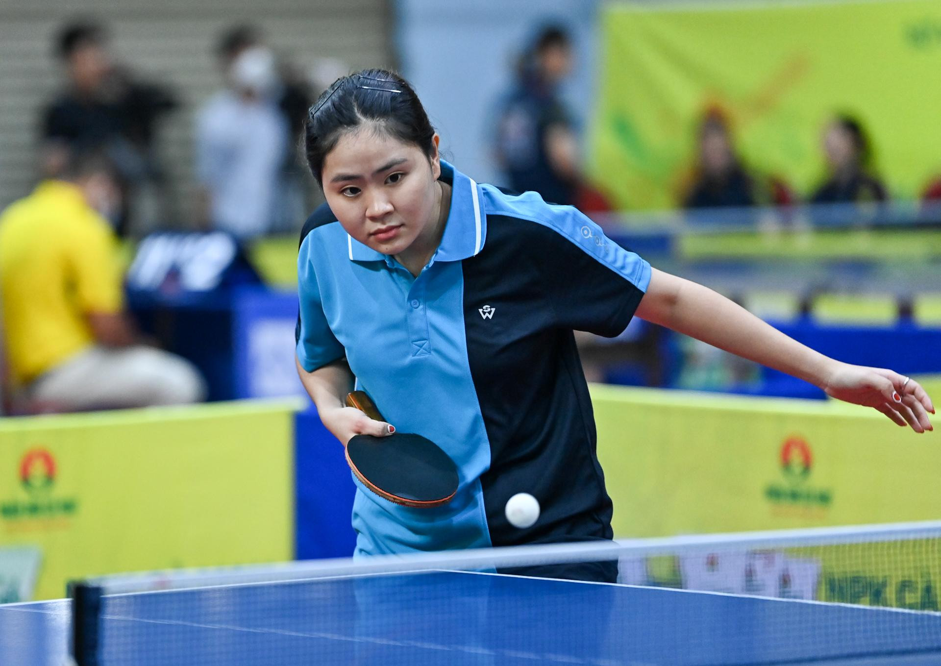 Với những cú đánh trái tay đầy hiểm hóc, hoa khôi bóng bàn năm 2018 Chung Thị Mỹ Huyền khiến khán giả tại nhà thi đấu tỉnh Gia Lai không khỏi trầm trồ khen ngợi.