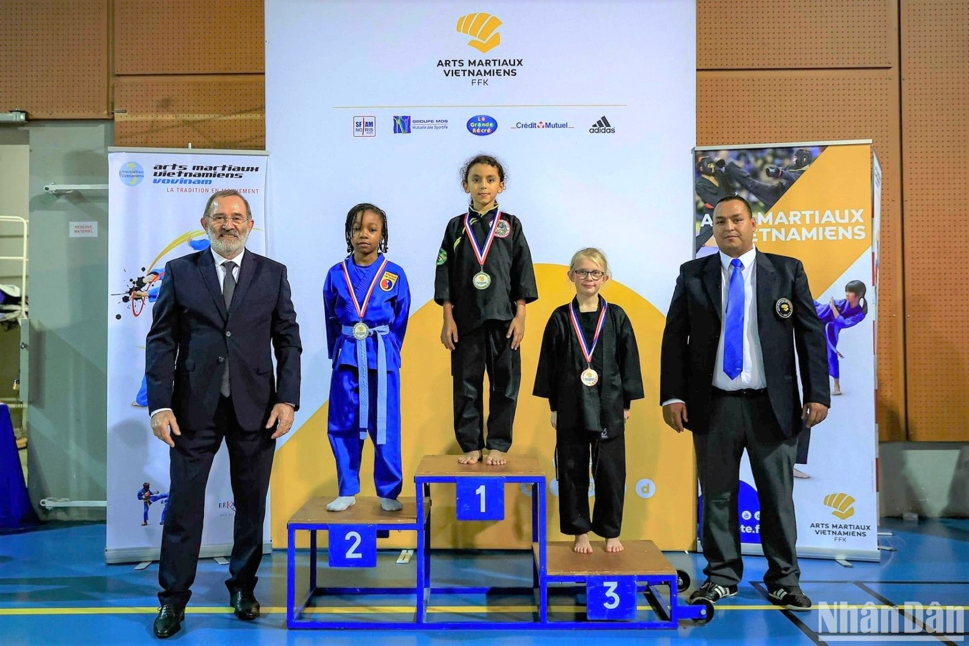 Võ sinh 9 tuổi người Pháp, Lyvannah Paruta (võ phục xanh) giành được huy chương bạc chỉ sau một năm theo học tại võ đường của võ sư Trương Thủy Tiên. (Ảnh: Thăng Long Vovinam)