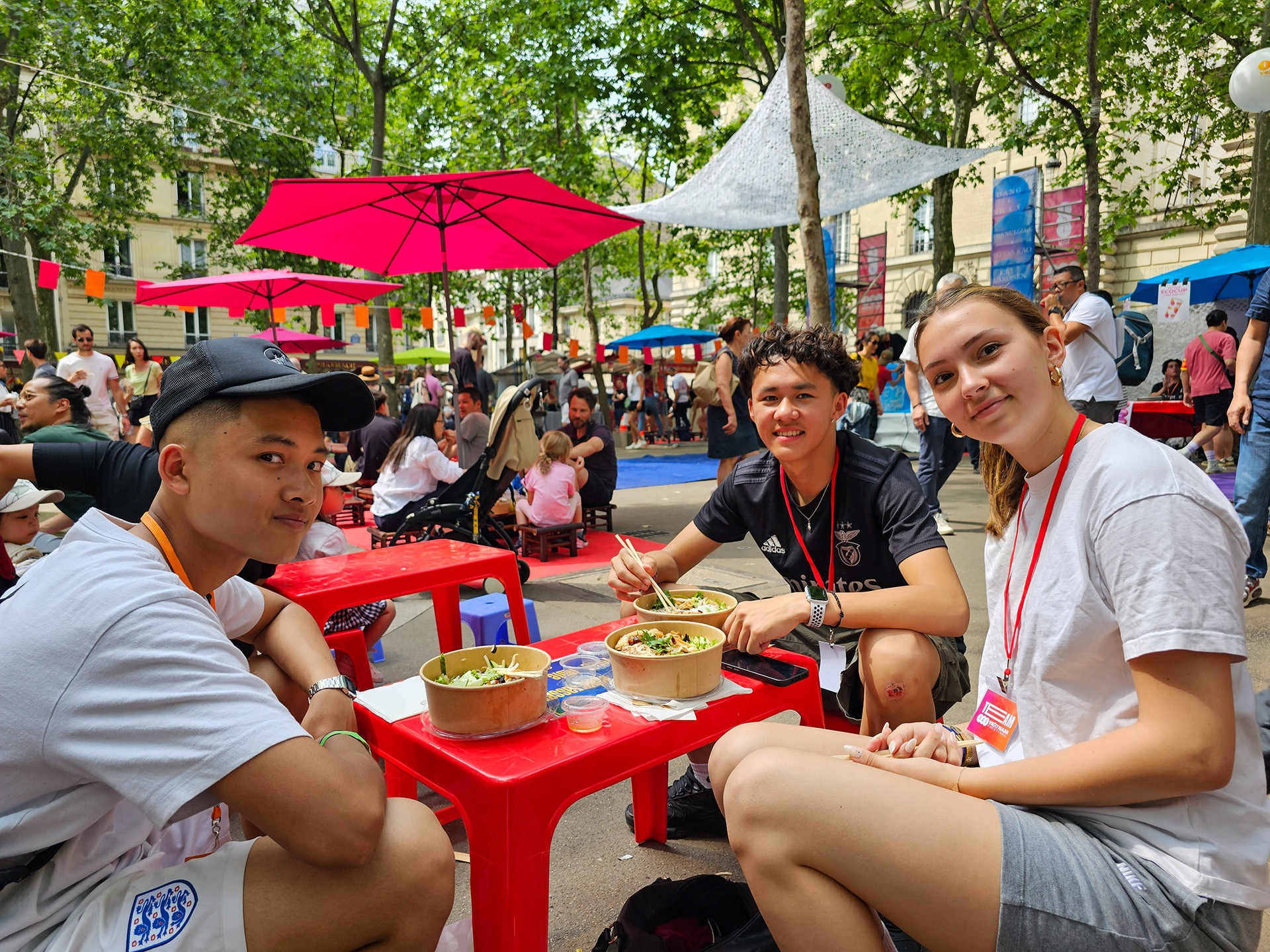 Các bạn trẻ người Pháp gốc Việt và bạn bè quốc tế thích thú khi được thưởng thức những món ăn truyền thống của Việt Nam. (Ảnh: MINH DUY)