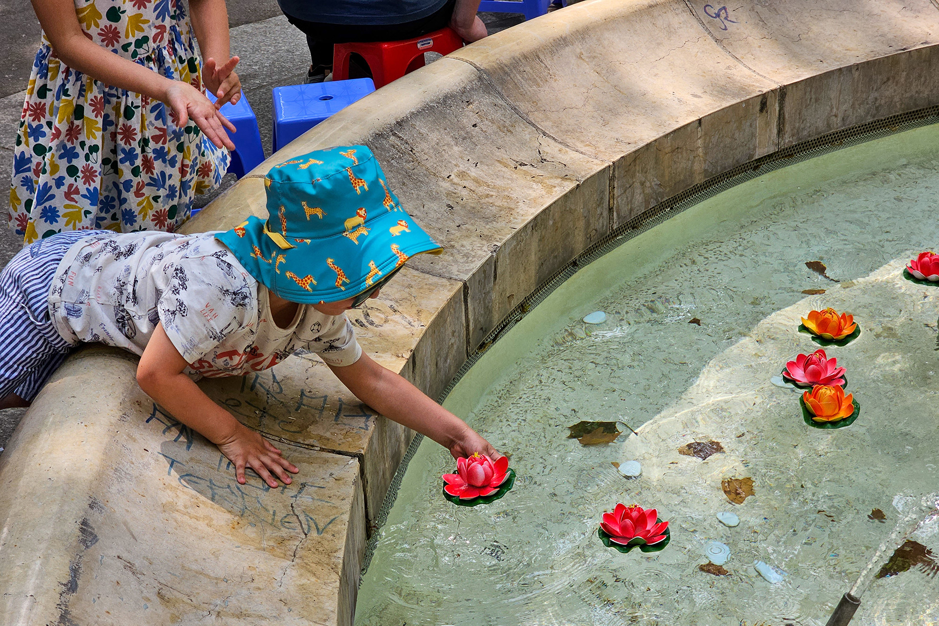 Trẻ em được vui chơi với đèn hoa đăng truyền thống của Việt Nam. (Ảnh: MINH DUY)