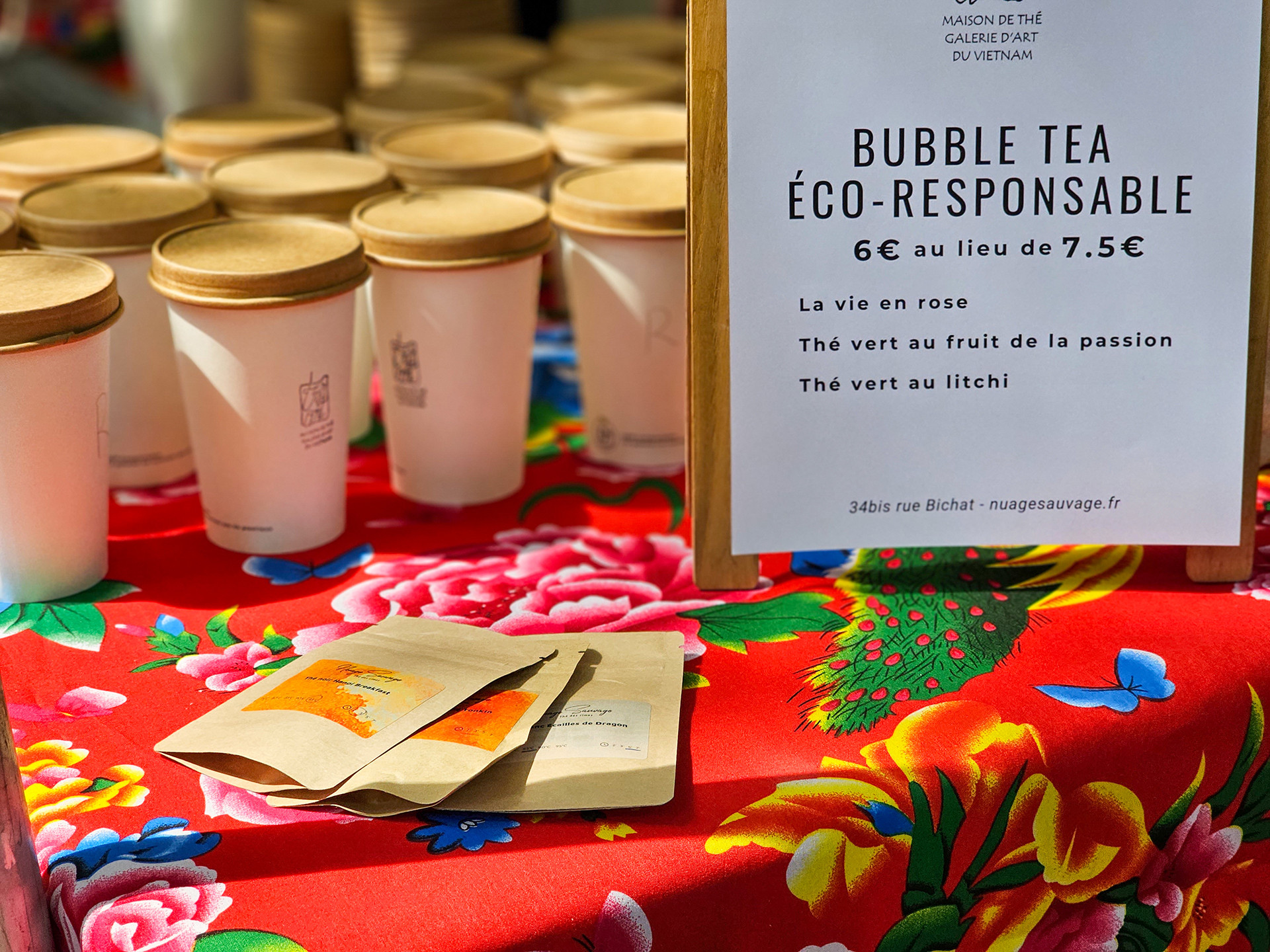 Cà-phê và trà xanh truyền thống vẫn tiếp tục là những thức uống được du khách đón nhận, bên cạnh các loại bia nổi tiếng của Việt Nam. (Ảnh: MINH DUY)