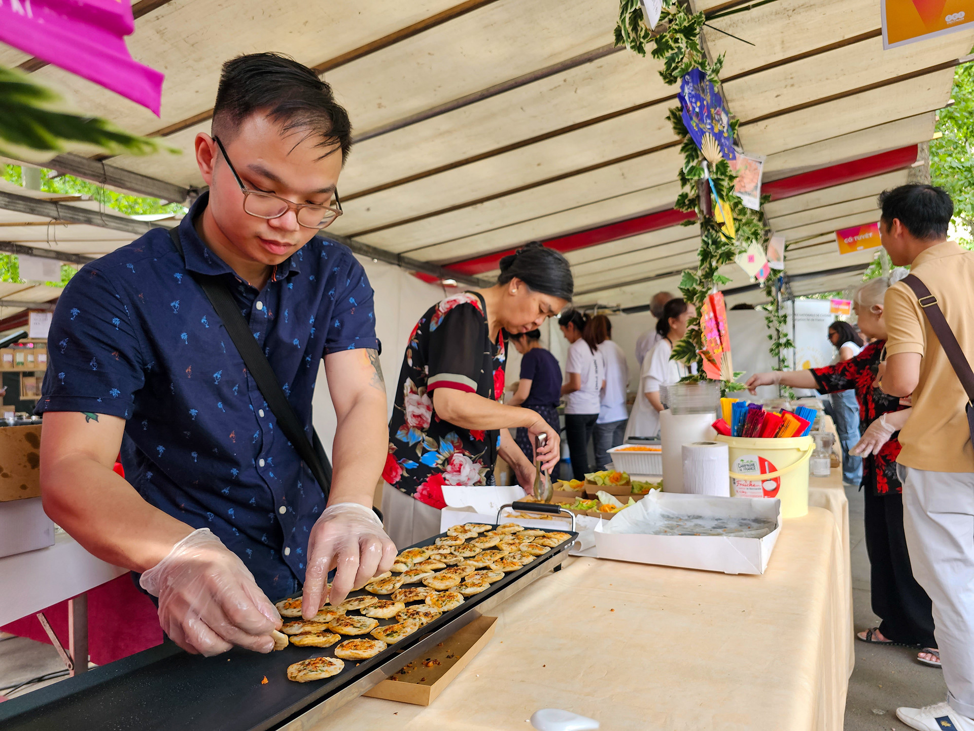 Hội chợ quy tụ hơn 20 gian hàng ẩm thực là những nhà hàng, quán nước, hệ thống nhà phân phối đã rất quen thuộc với đời sống cộng đồng người Việt ở Pháp, đem tới cho du khách những trải nghiệm ẩm thực độc đáo nhất. (Ảnh: MINH DUY)