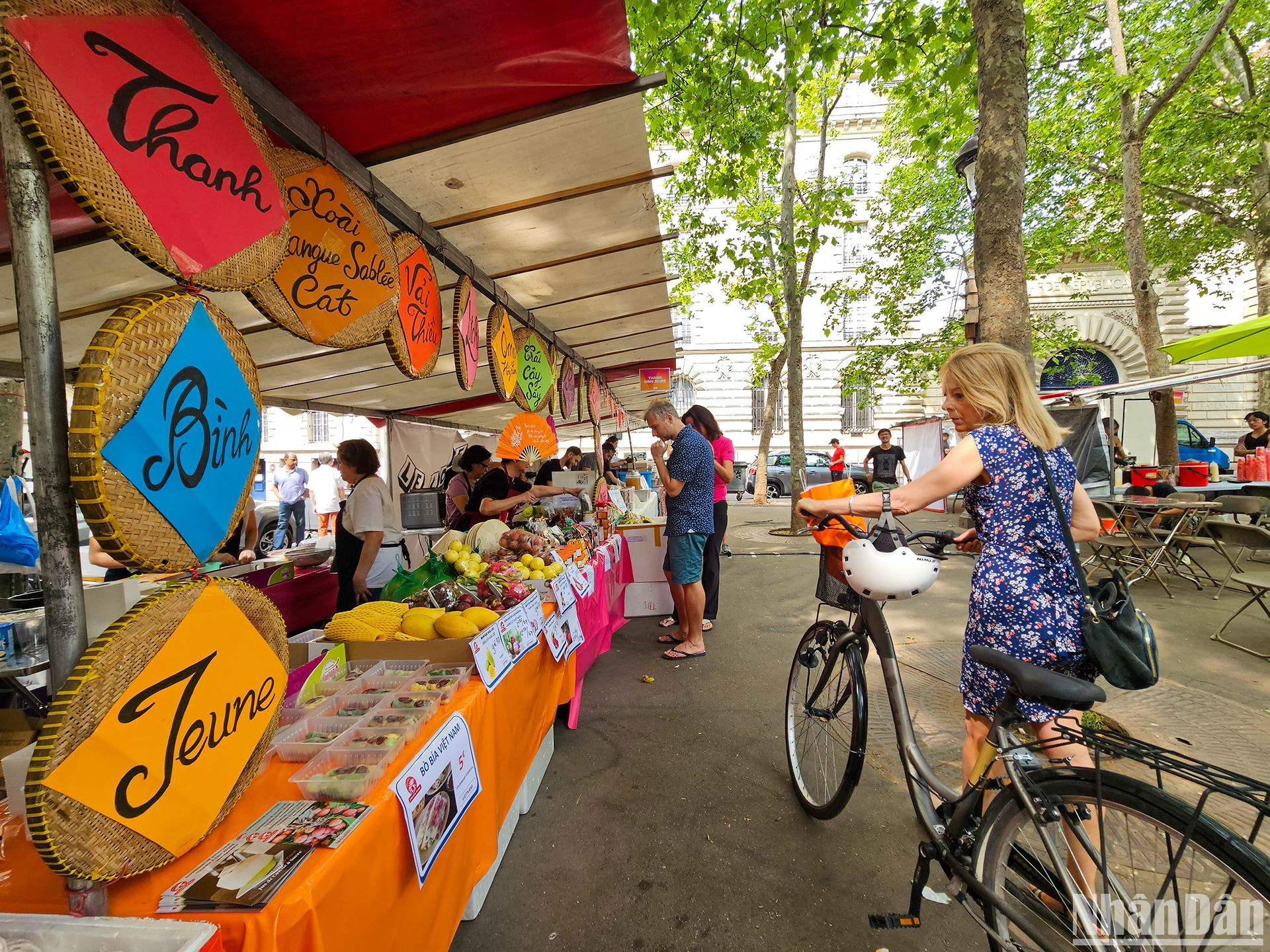 Một bữa tiệc văn hóa đậm chất Việt Nam, với những gian hàng quảng bá cho nền ẩm thực đa dạng, phong phú của Việt Nam với người dân Pháp cũng như du khách quốc tế. (Ảnh: MINH DUY)