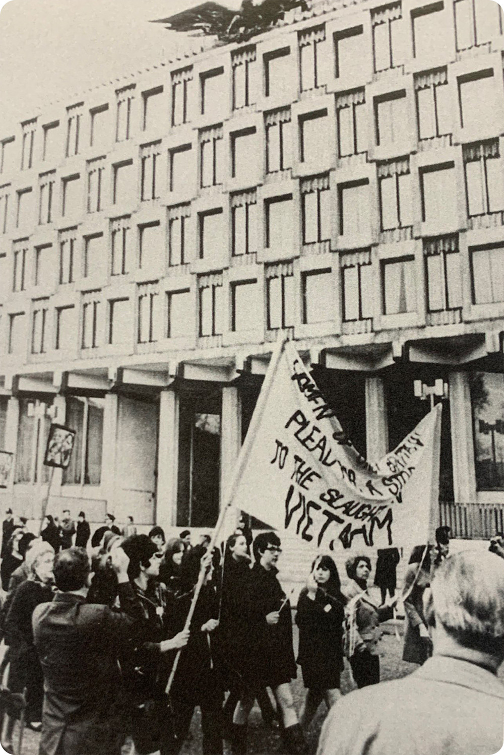 Nhân dân Anh biểu tình chống chiến tranh do Mỹ gây ra ở Việt Nam.