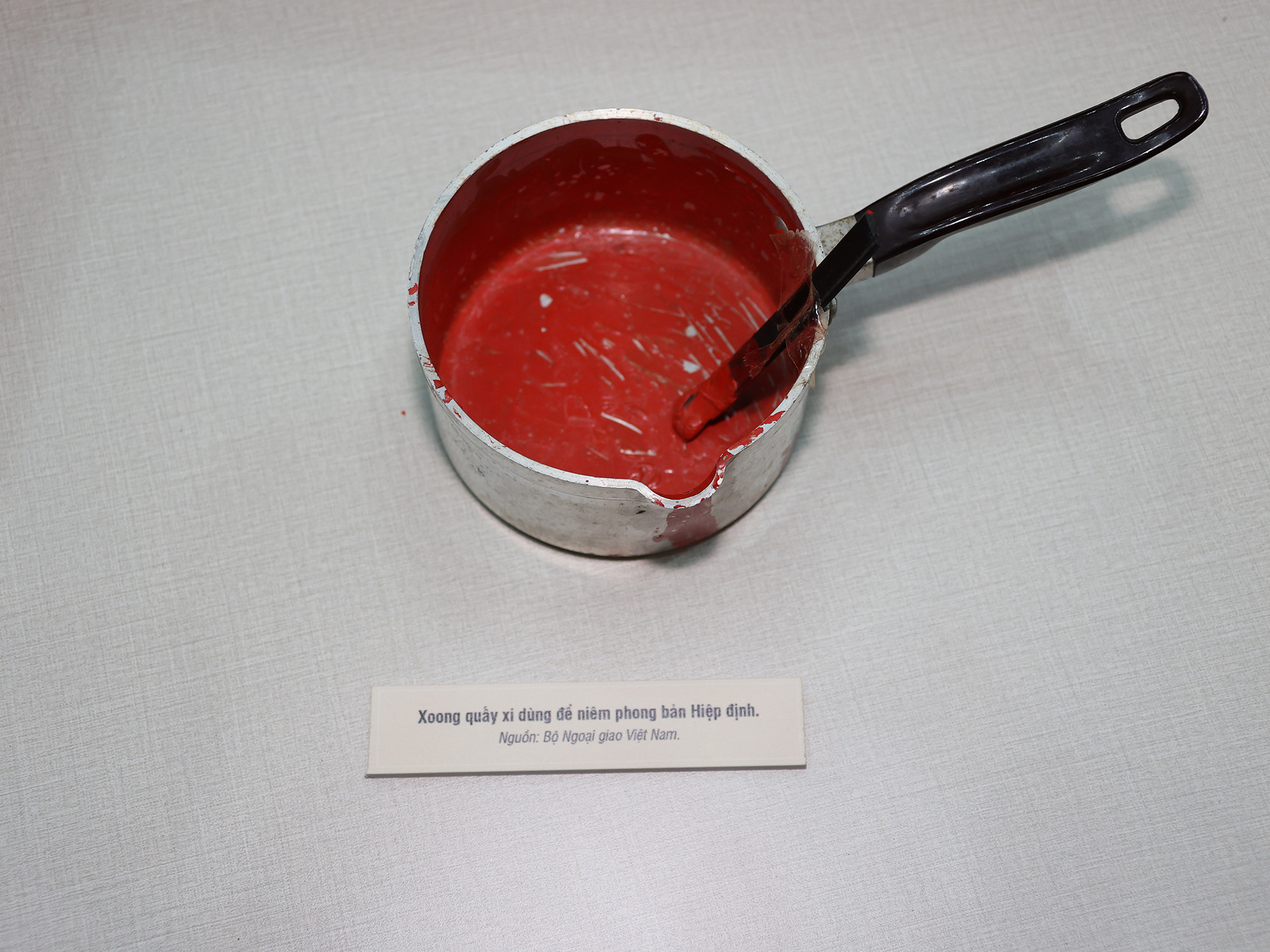 Xoong quấy xi dùng để niêm phong bản Hiệp định. (Ảnh: Trung tâm Lưu giữ quốc gia III)