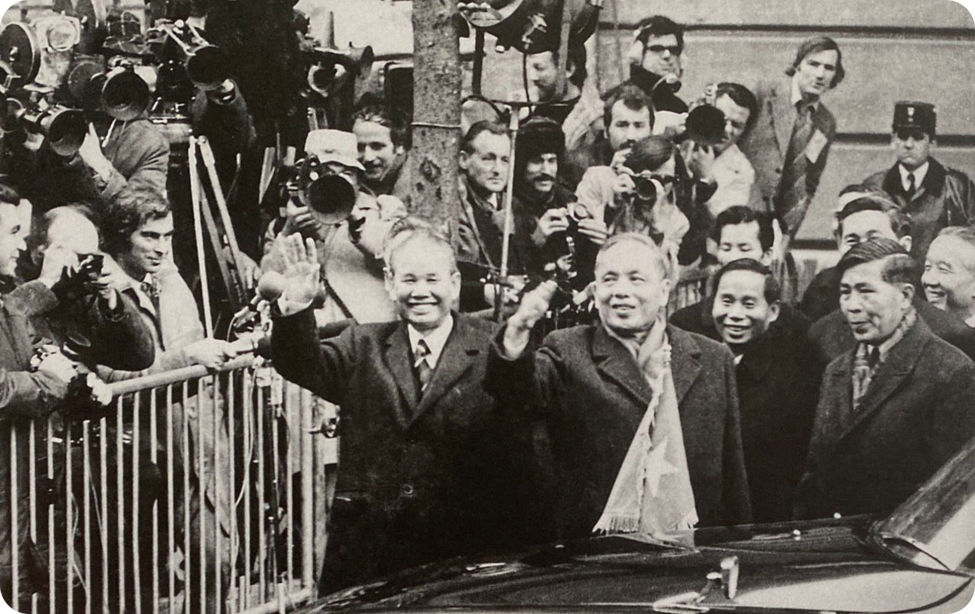 Bộ trưởng Xuân Thủy (ngoài cùng bên trái) và Phó Thủ tướng, Bộ trưởng Ngoại giao Nguyễn Duy Trinh (giữa) vẫy chào Việt kiều, nhân dân Pháp và các nhà báo trước khi vào Trung tâm Hội nghị quốc tế Kléber để ký Hiệp định Paris.