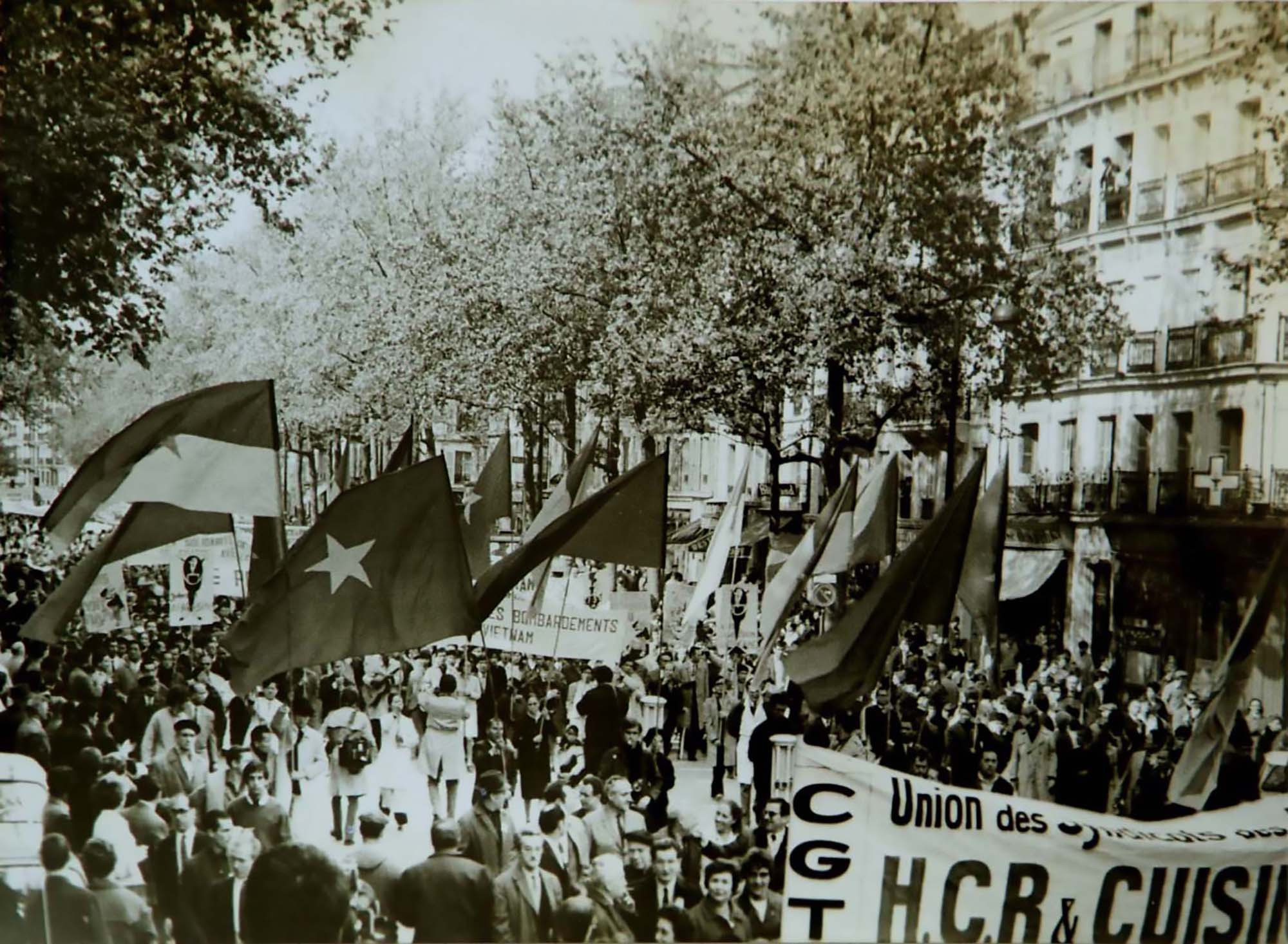 Nhân dân lao động Pháp tổ chức tuần hành phản đối đế quốc Mỹ ném bom miền bắc Việt Nam và bày tỏ tình đoàn kết với phái đoàn Chính phủ Việt Nam Dân chủ Cộng hòa và Mặt trận Dân tộc giải phóng miền nam Việt Nam tại Hội nghị Paris, năm 1972. Nhân dân lao động Pháp tổ chức tuần hành phản đối đế quốc Mỹ ném bom miền bắc Việt Nam và bày tỏ tình đoàn kết với phái đoàn Chính phủ Việt Nam Dân chủ Cộng hòa và Mặt trận Dân tộc giải phóng miền nam Việt Nam tại Hội nghị Paris, năm 1972.