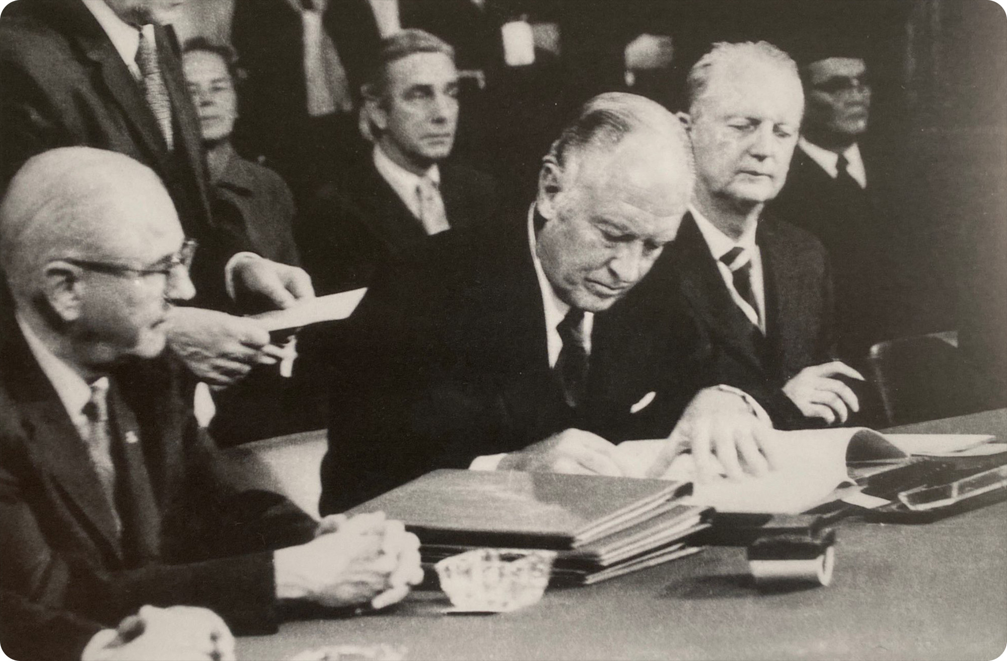 Bộ trưởng Ngoại giao William P. Rogers, đại diện Chính phủ Mỹ, ký Hiệp định Paris.