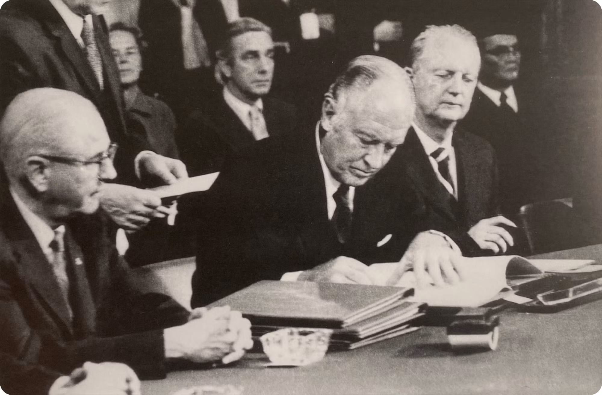 Bộ trưởng Ngoại giao William P. Rogers, đại diện Chính phủ Mỹ, ký Hiệp định Paris.