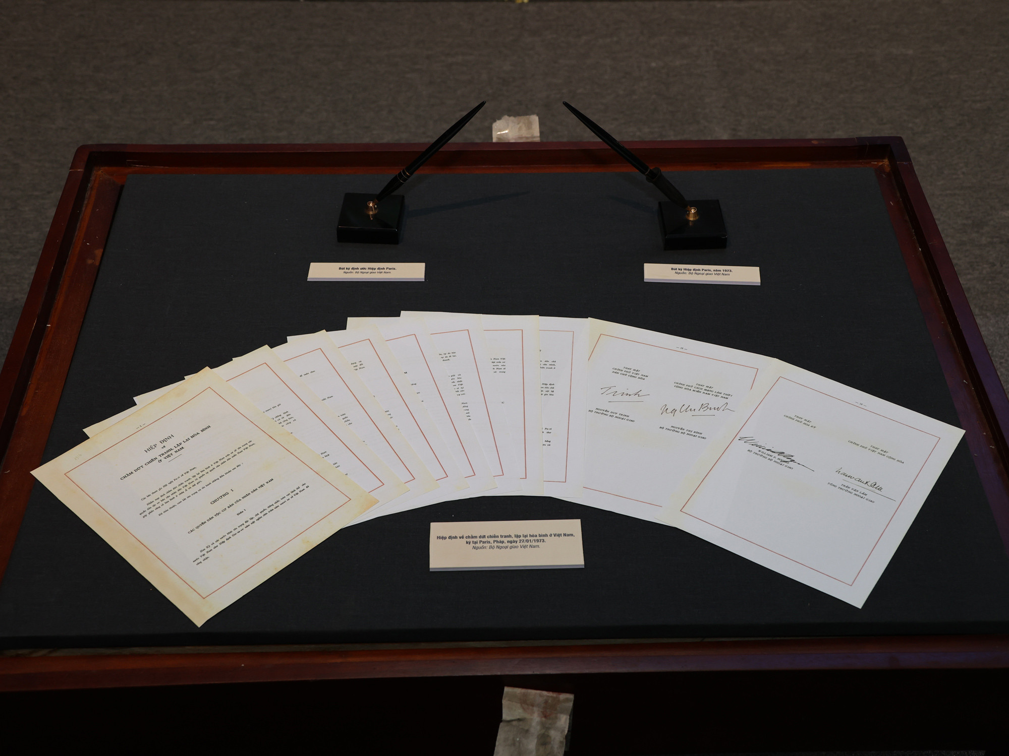 Bút ký Định ước Hiệp định Paris; bút ký Hiệp định Paris 1973 và Hiệp định về chấm dứt chiến tranh, lập lại hòa bình ở Việt Nam, ký tại Paris, Pháp, ngày 27/1/1973. (Ảnh: Trung tâm Lưu trữ quốc gia III)