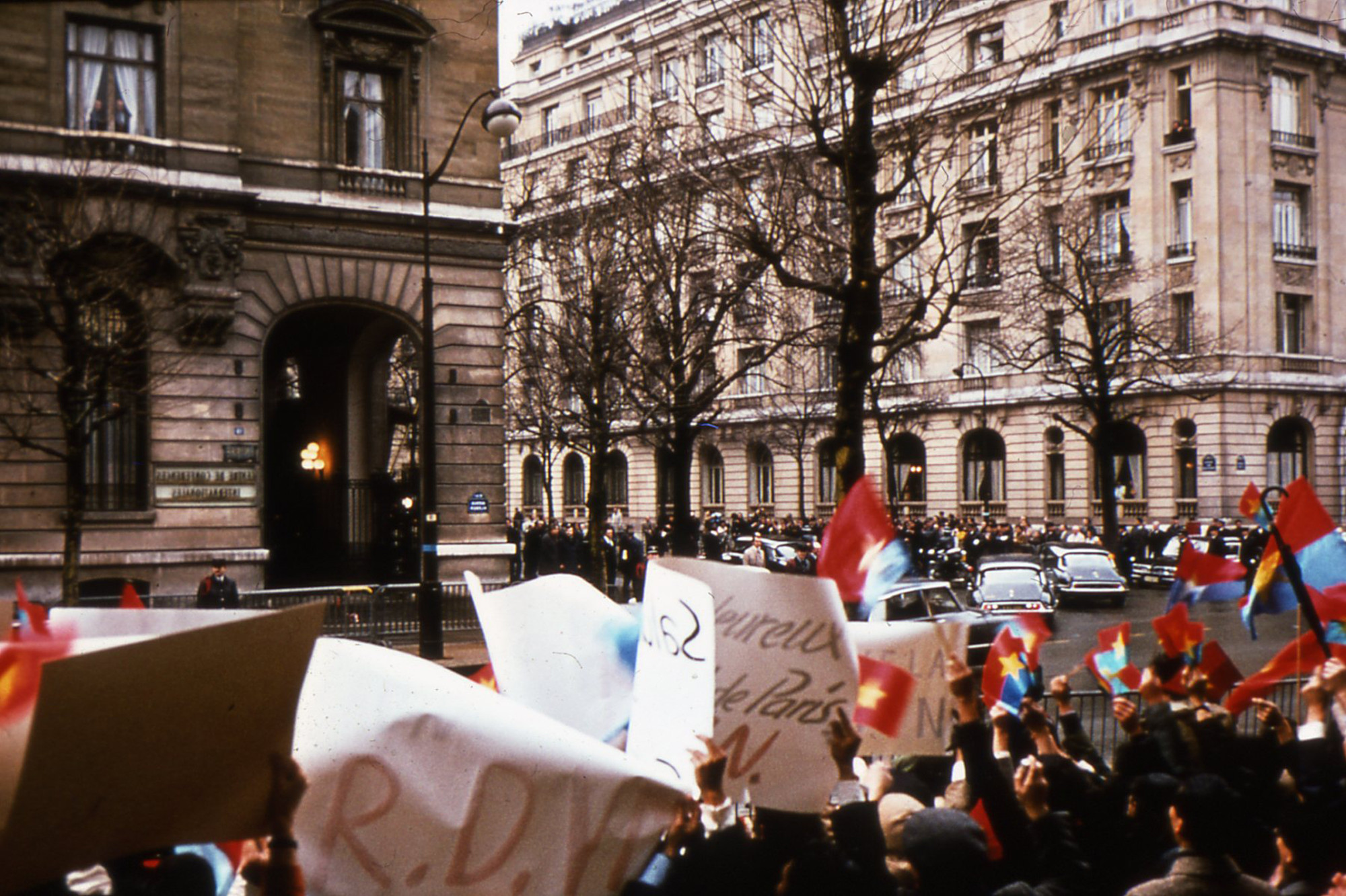 Khung cảnh bên ngoài Trung tâm Hội nghị quốc tế Kléber trong lúc chờ đón hai đoàn đàm phán của Việt Nam. (Ảnh: Lê Xuân Tấn)