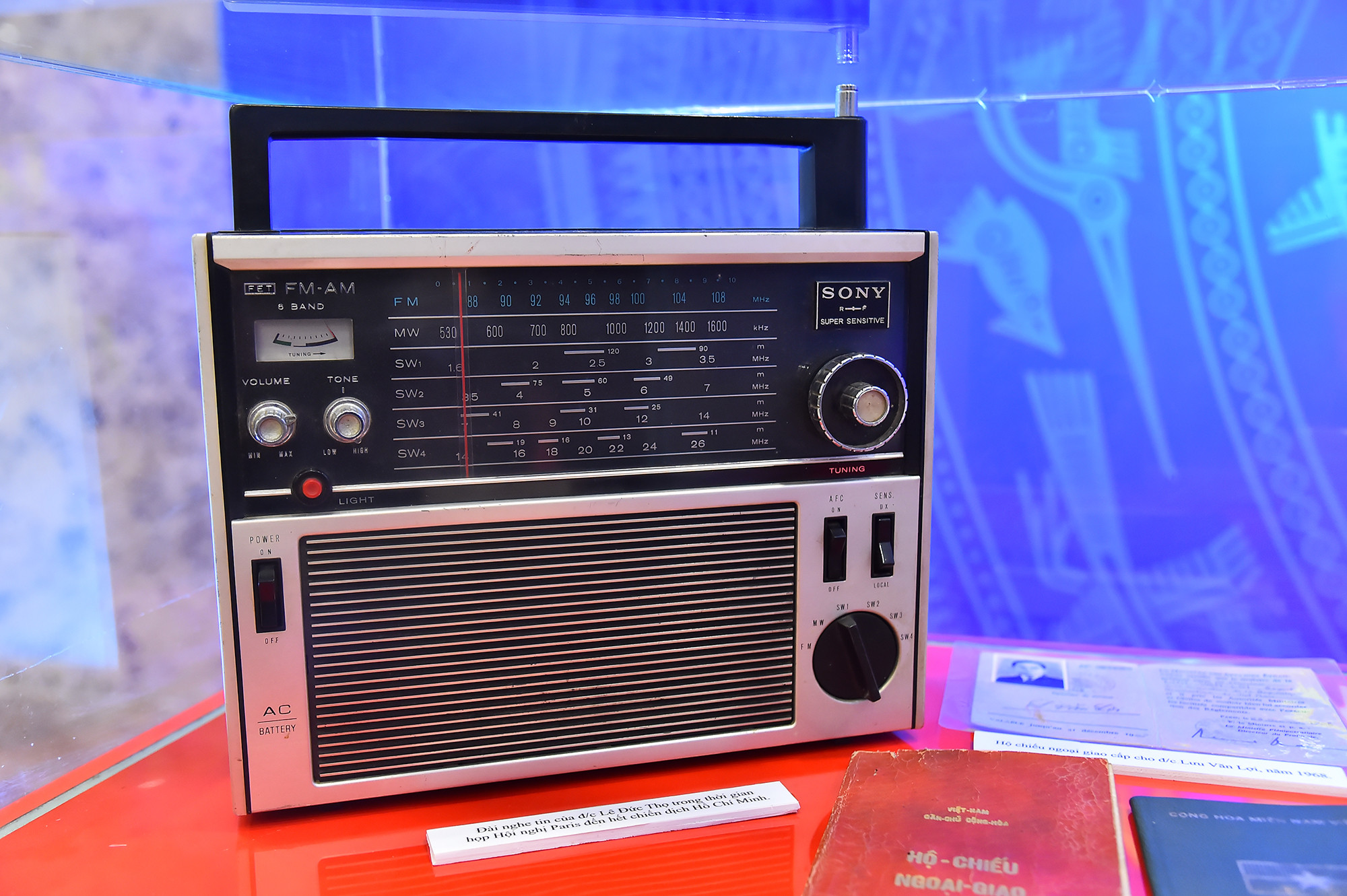 Đài nghe tin tức của đồng chí Lê Đức Thọ trong thời gian họp Hội nghị Paris cho đến hết Chiến dịch Hồ Chí Minh. (Ảnh: THỦY NGUYÊN)