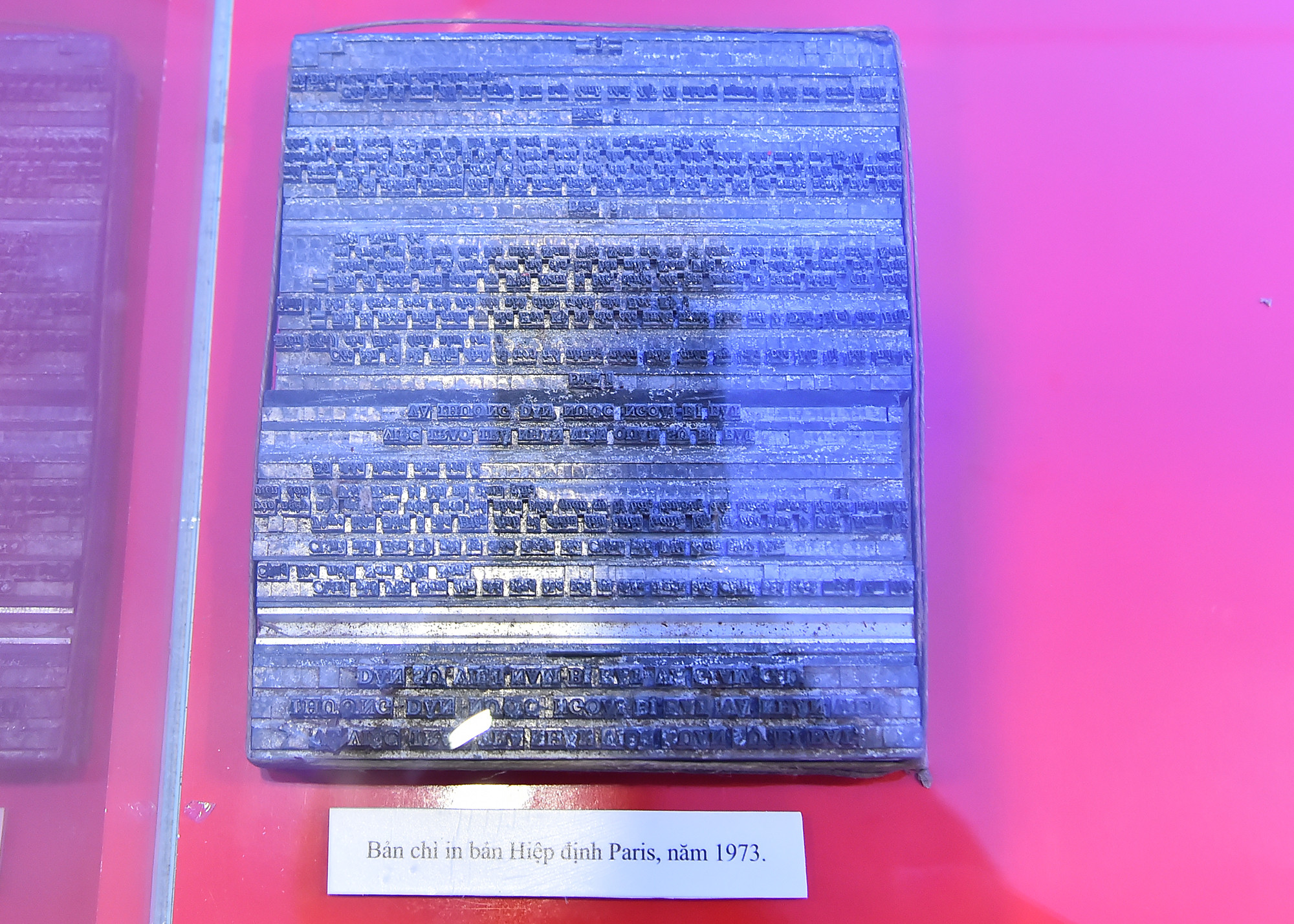 Bản chì in bản Hiệp định Paris năm 1973. (Ảnh: THỦY NGUYÊN)