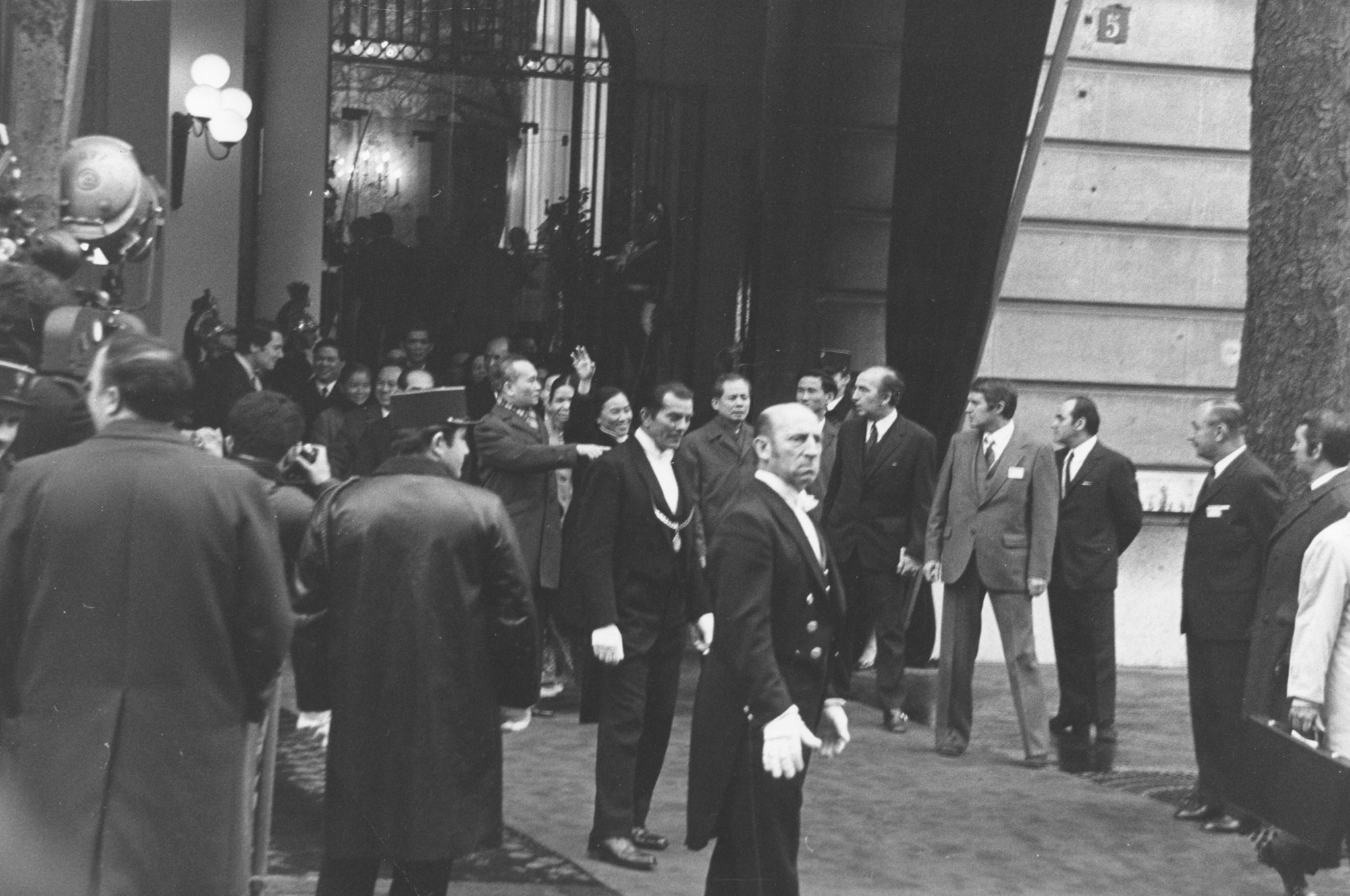 Phái đoàn Chính phủ Cách mạng lâm thời Cộng hòa miền nam Việt Nam sau khi ký Hiệp định Paris. (Ảnh: Lê Xuân Tấn)