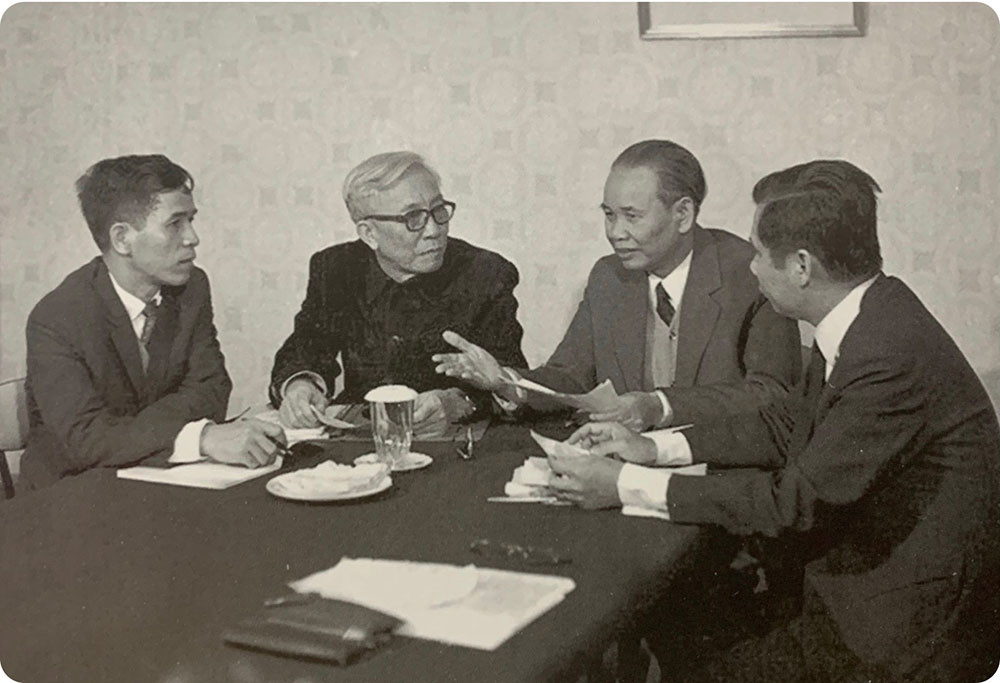 Cố vấn đặc biệt Lê Đức Thọ, Bộ trưởng Xuân Thủy cùng các đồng chí giúp việc đang chuẩn bị văn bản Hiệp định Paris (tháng 10/1972). (Nguồn: Hiệp định Paris 1973 - Bước ngoặt tiến tới hòa bình, Nhà xuất bản Thông tấn)