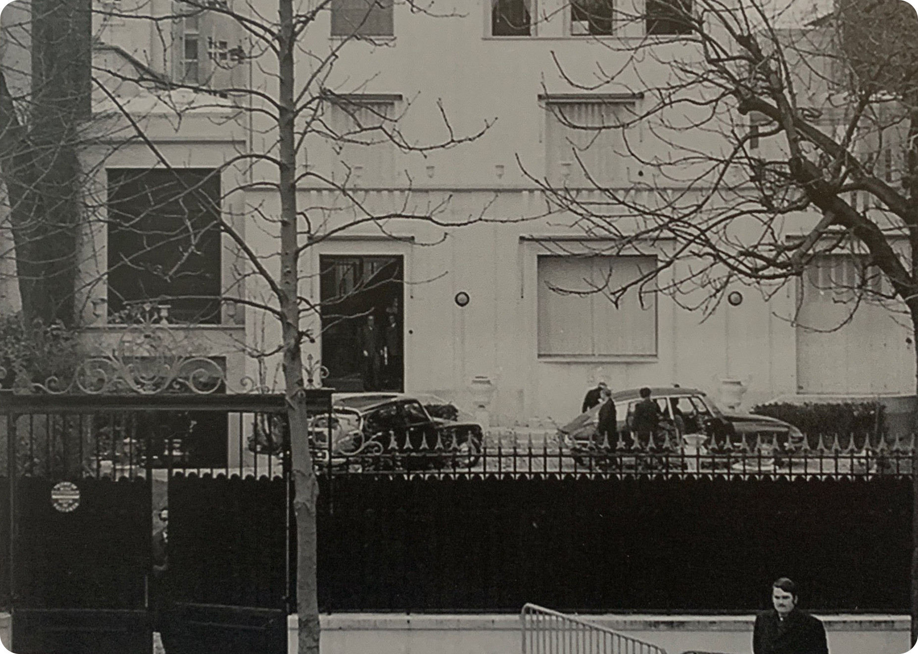 Ngôi nhà ở Neuilly-sur-Seine, do đoàn Mỹ thuê, là nơi họp riêng giữa đoàn Việt Nam Dân chủ Cộng hòa và đoàn Mỹ.