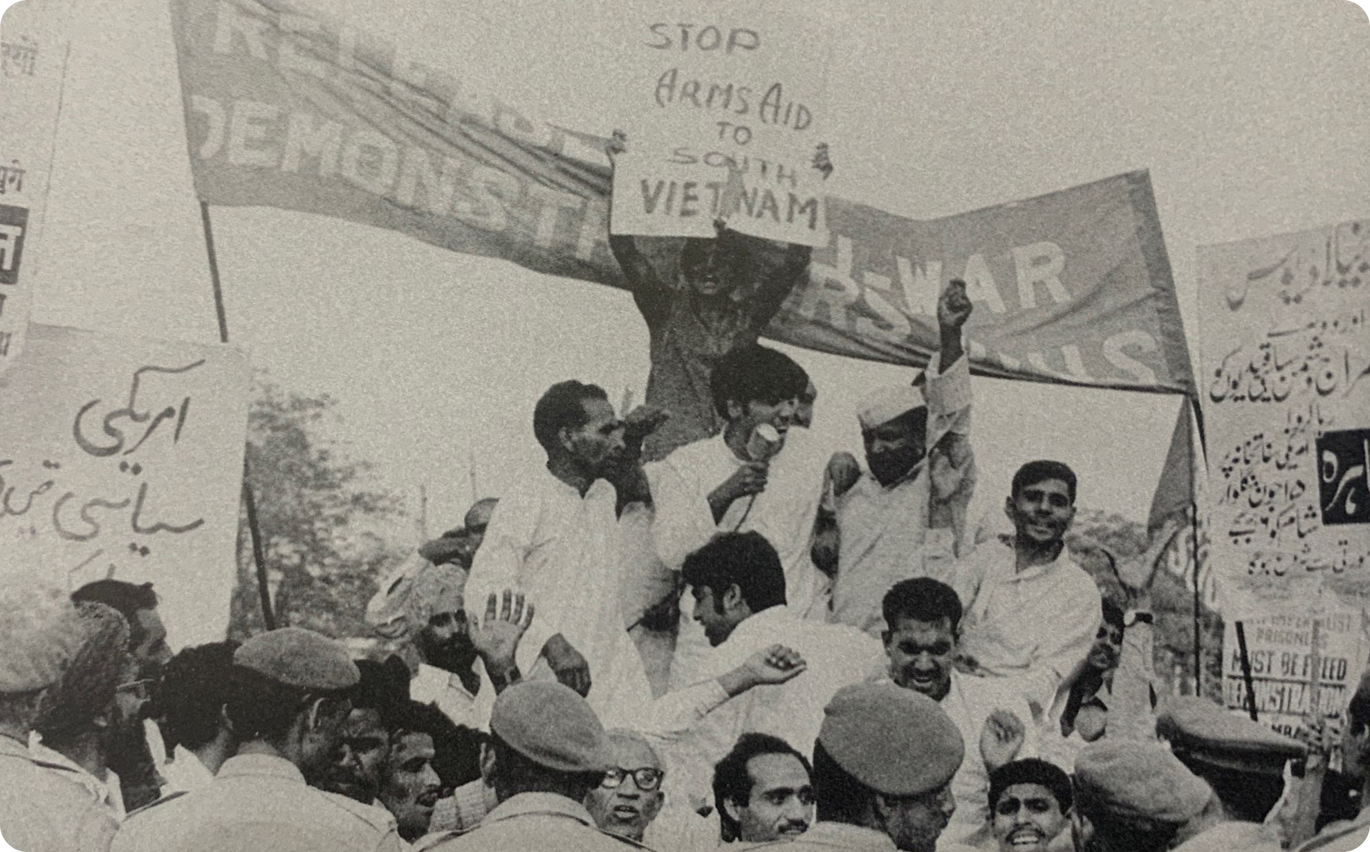 Nhân dân Ấn Độ biểu tình phản đối Mỹ xâm lược Việt Nam.