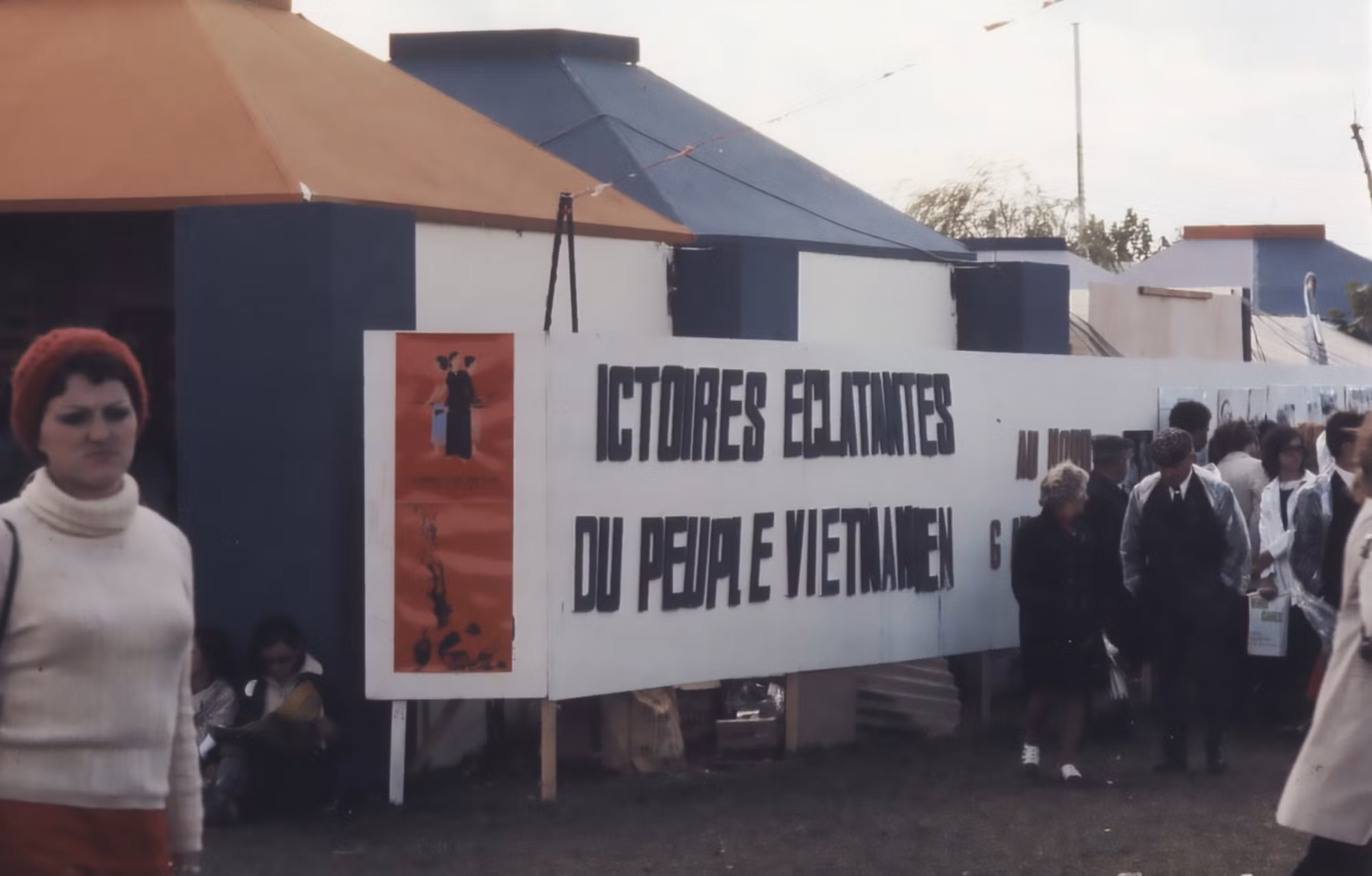 Áp-phích với dòng chữ "Những chiến công vang dội của nhân dân Việt Nam" tại Hội báo Nhân đạo của Đảng Cộng sản Pháp, tháng 9/1972.