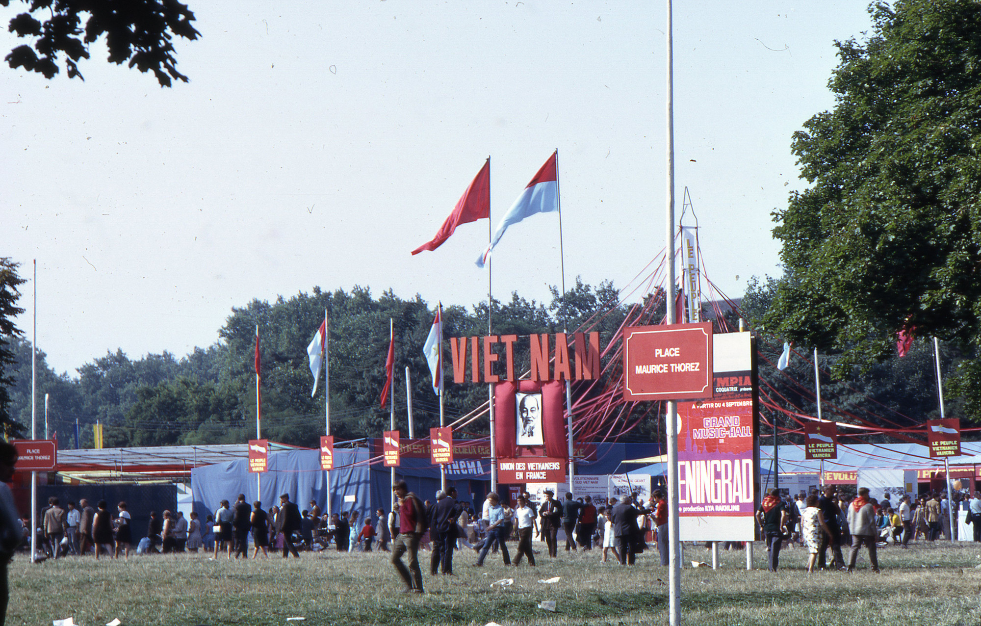 Gian trưng bày của Việt Nam tại Hội báo Nhân đạo của Đảng Cộng sản Pháp tháng 9/1969. Tại đây đã diễn ra nhiều hoạt động phản đối chiến tranh và ủng hộ nhân dân Việt Nam giành lại hòa bình, thống nhất đất nước. Gian trưng bày của Việt Nam tại Hội báo Nhân đạo của Đảng Cộng sản Pháp tháng 9/1969. Tại đây đã diễn ra nhiều hoạt động phản đối chiến tranh và ủng hộ nhân dân Việt Nam giành lại hòa bình, thống nhất đất nước.