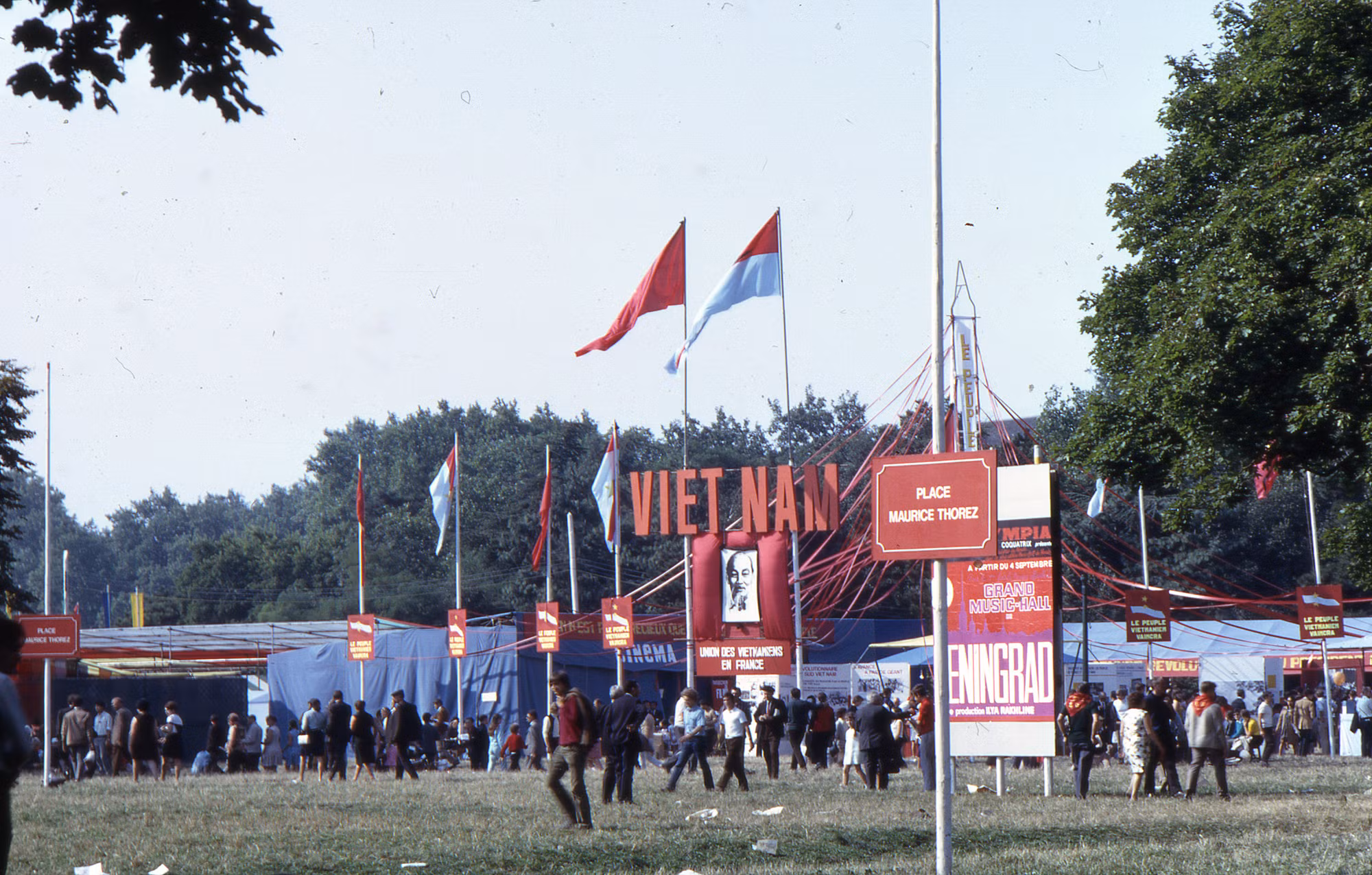 Gian trưng bày của Việt Nam tại Hội báo Nhân đạo của Đảng Cộng sản Pháp tháng 9/1969. Tại đây đã diễn ra nhiều hoạt động phản đối chiến tranh và ủng hộ nhân dân Việt Nam giành lại hòa bình, thống nhất đất nước.