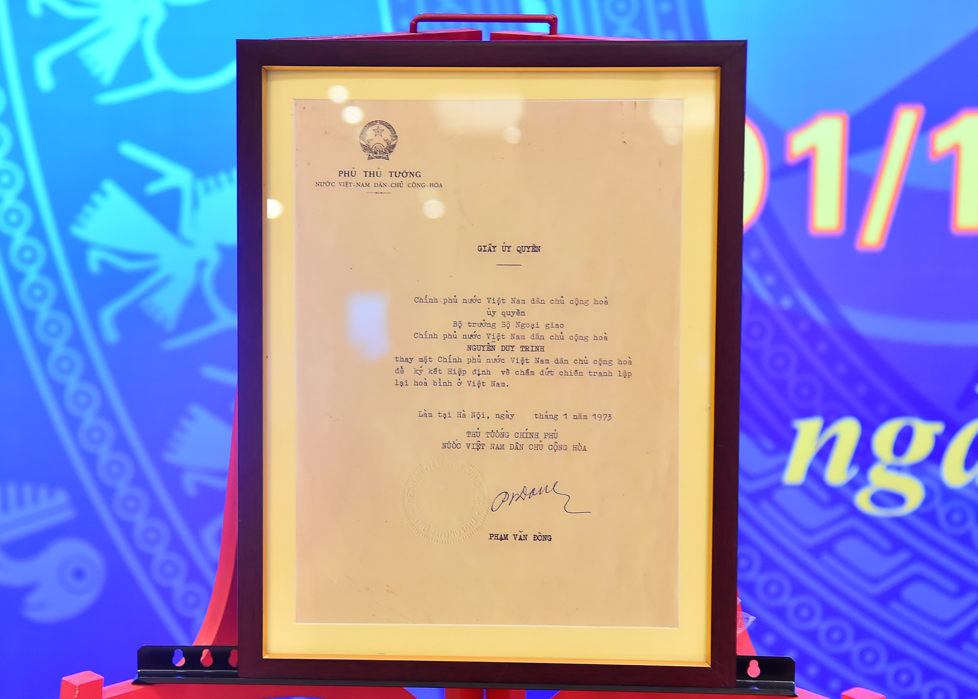 Chính phủ nước Việt Nam Dân chủ Cộng hòa ủy quyền Bộ trưởng Ngoại giao Nguyễn Duy Trinh thay mặt Chính phủ ký kết Hiệp định về chấm dứt chiến tranh, lập lại hòa bình ở Việt Nam. (Ảnh: THỦY NGUYÊN)