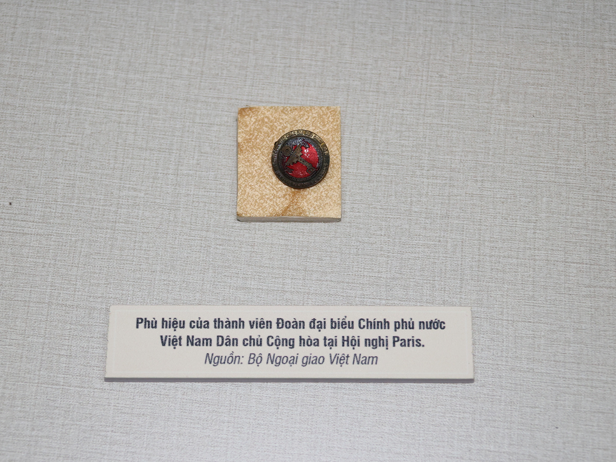 Phù hiệu của thành viên đoàn đại biểu Chính phủ nước Việt Nam Dân chủ Cộng hòa tại Hội nghị Paris. (Ảnh: Trung tâm Lưu giữ quốc gia III)