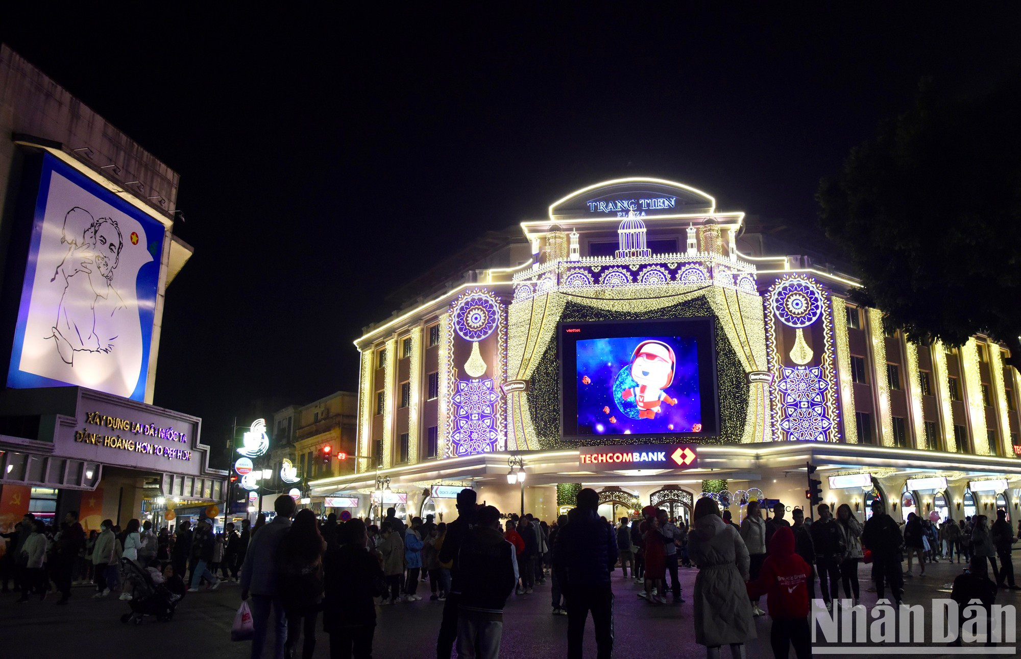 Hàng nghìn người, trong đó chủ yếu là giới trẻ, đổ về khu vực quanh hồ Hoàn Kiếm từ chiều tối để xem chương trình nhạc hội. (Ảnh: TRẦN HẢI)