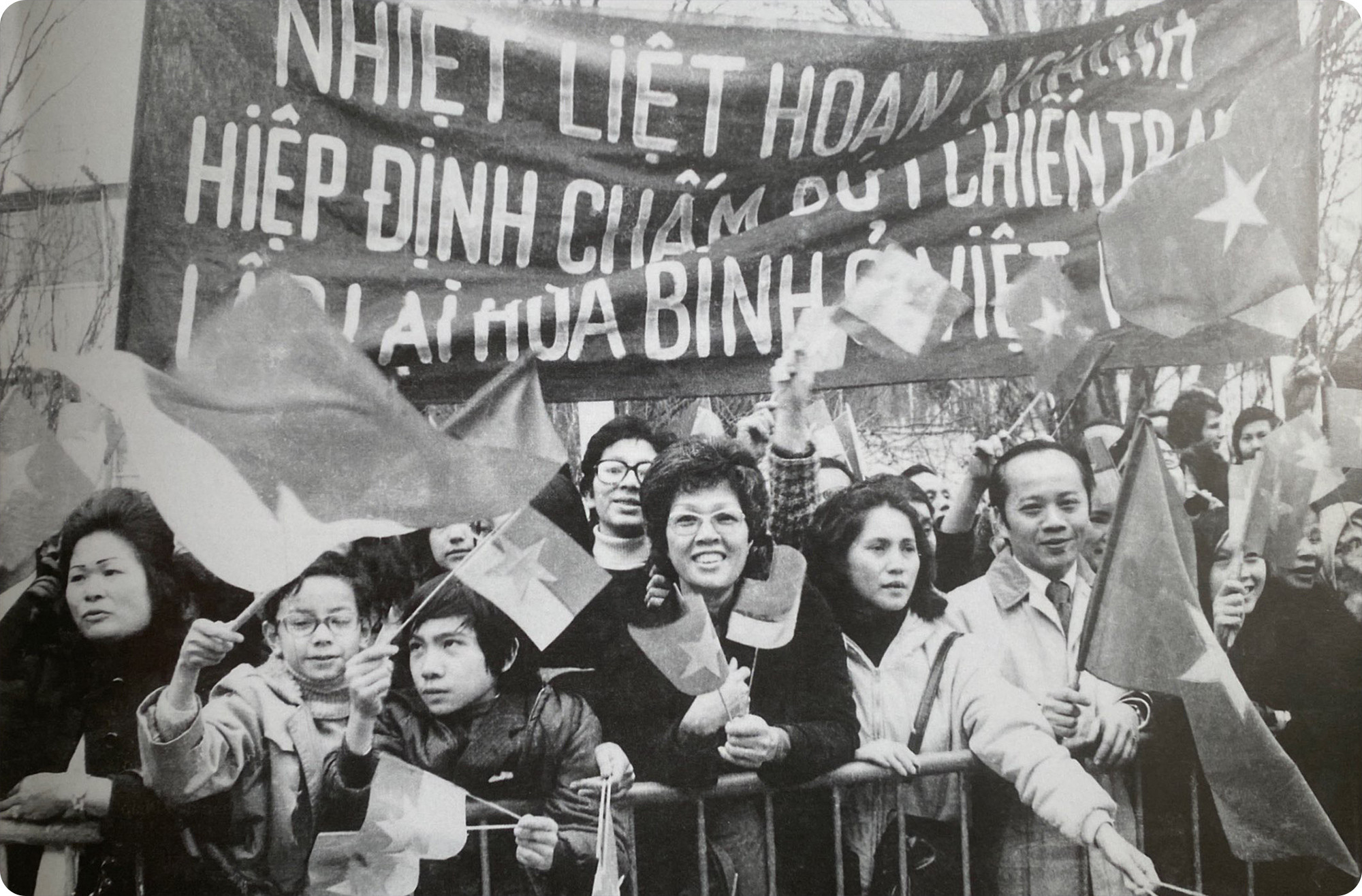 Việt kiều ở Paris hoan nghênh Hiệp định về chấm dứt chiến tranh, lập lại hòa bình ở Việt Nam được ký kết năm 1973.