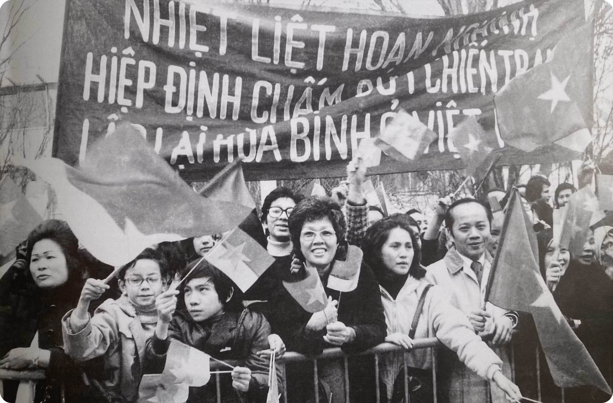 Việt kiều ở Paris hoan nghênh Hiệp định về chấm dứt chiến tranh, lập lại hòa bình ở Việt Nam được ký kết năm 1973.