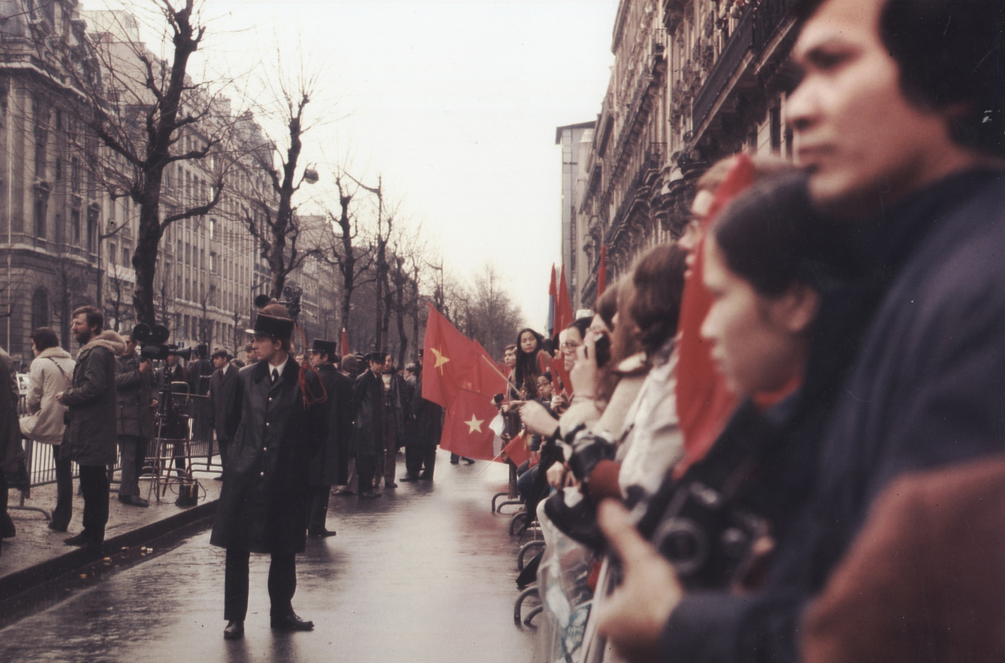 Bạn bè Pháp chúc mừng Hiệp định Paris được ký kết để chấm dứt chiến tranh và lập lại hòa bình ở Việt Nam. (Ảnh: Lê Xuân Tấn)