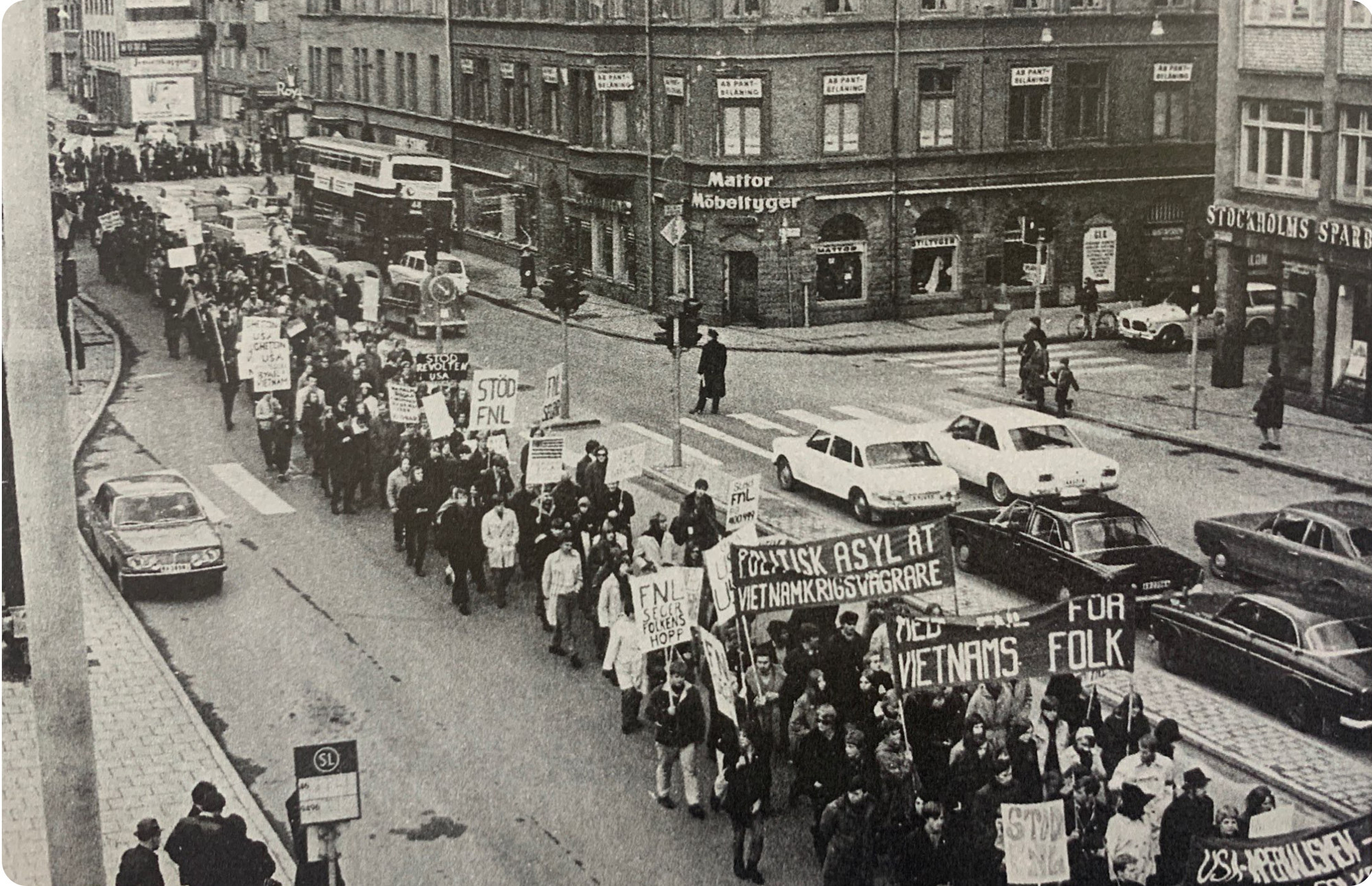 Nhân dân thủ đô Stockhom (Thụy Điển) biểu tình ủng hộ Việt Nam chống đế quốc Mỹ, ngày 13/4/1969.
