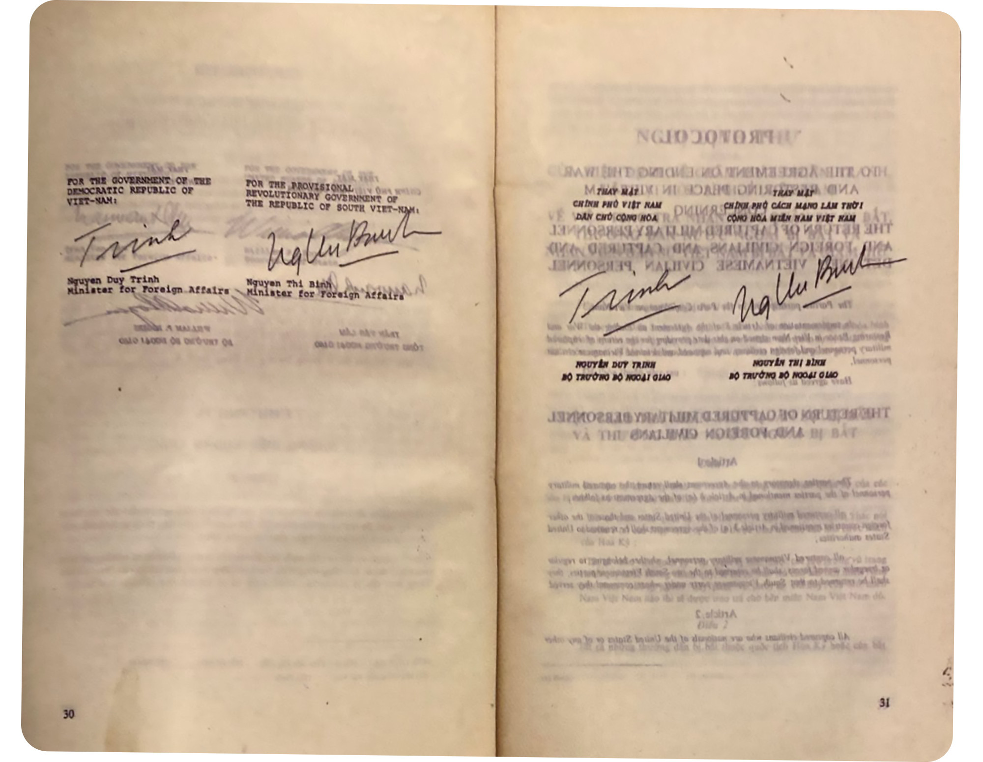 Chữ ký của ông Nguyễn Duy Trinh và bà Nguyễn Thị Bình trong Hiệp định Paris.