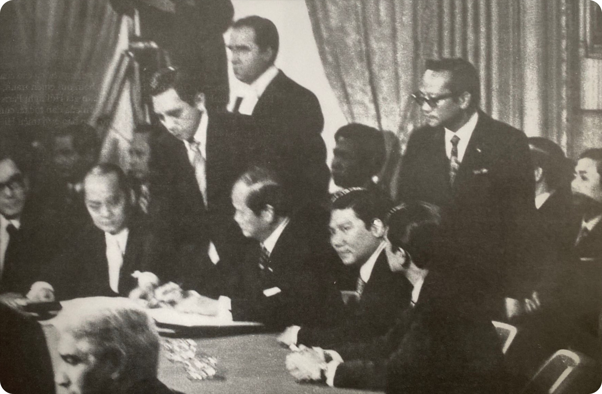 Tổng trưởng Ngoại giao Trần Văn Lắm, đại diện chính quyền Việt Nam Cộng hòa, ký Hiệp định Paris.