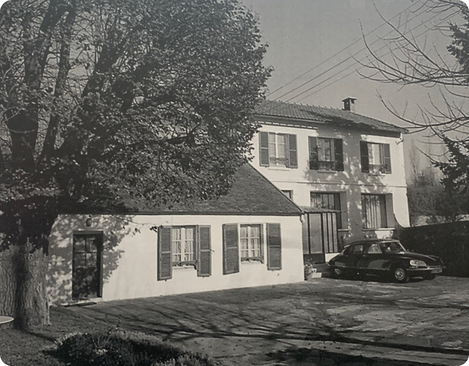 Biệt thự Fernand Léger ở phố Gif-sur-Yvette, là nơi tiếp khách của Trung ương Đảng Cộng sản Pháp, cũng là nơi họp riêng của đoàn Việt Nam Dân chủ Cộng hòa và đoàn Mỹ.